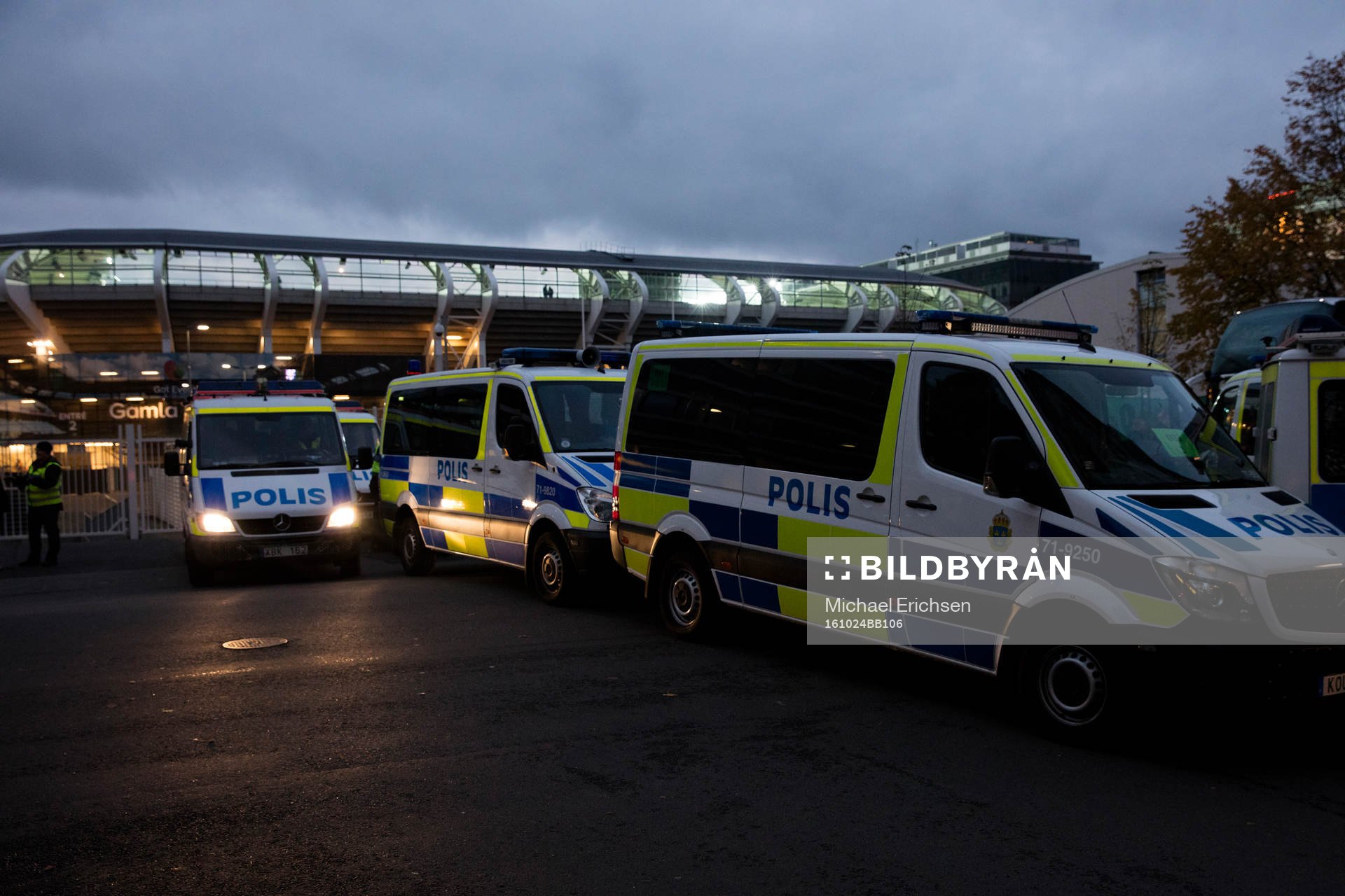 Poliser samlade utanför Gamla Ullevi innan fotbollsmatchen