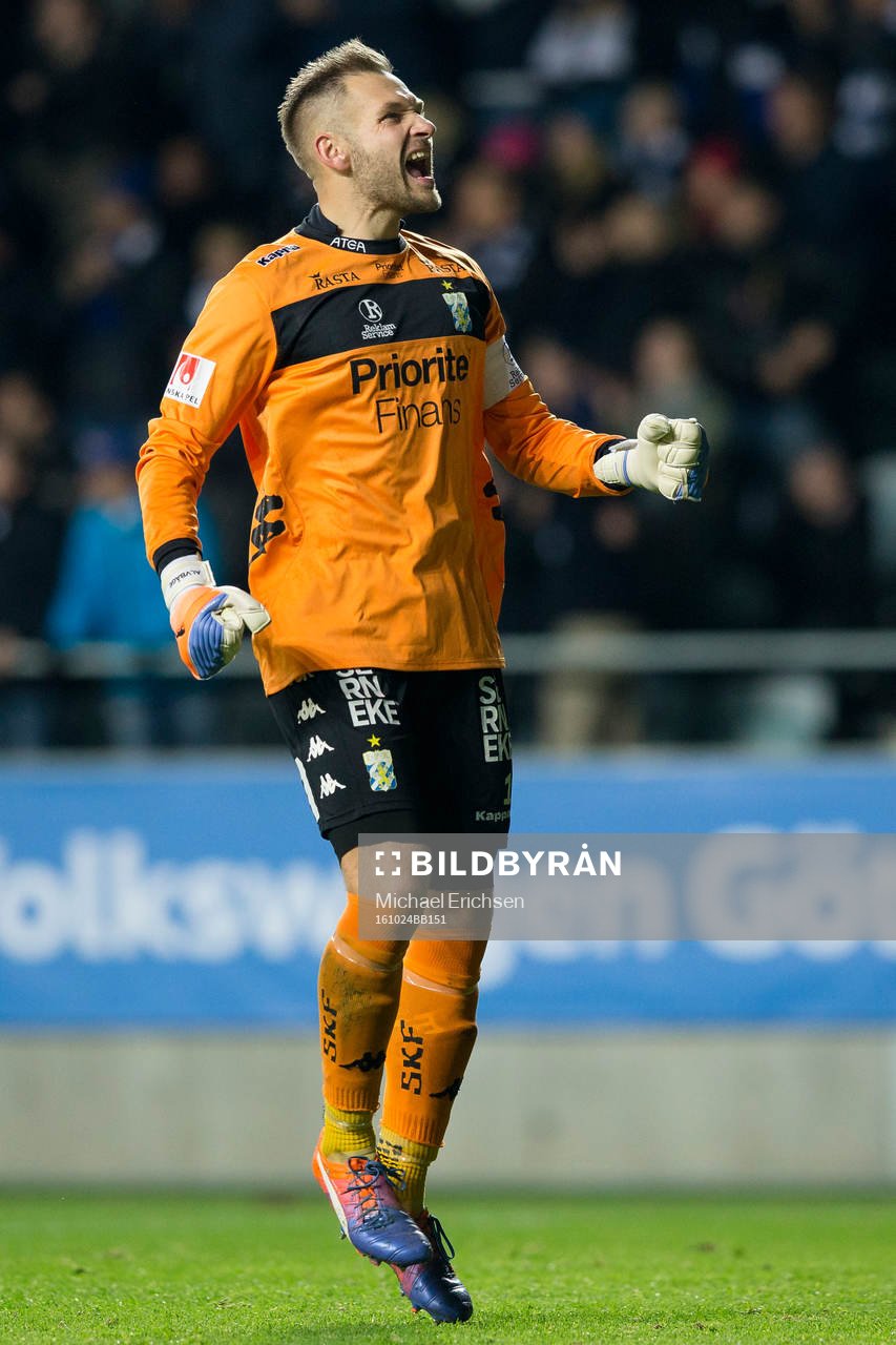 IFK Göteborgs målvakt John Alvbåge jublar efter Elias Mar Omarssons 1-0 mål under fotbollsmatchen i Allsvenskan mellan IFK Göteborg och AIK den 24 oktober 2016 i Göteborg.