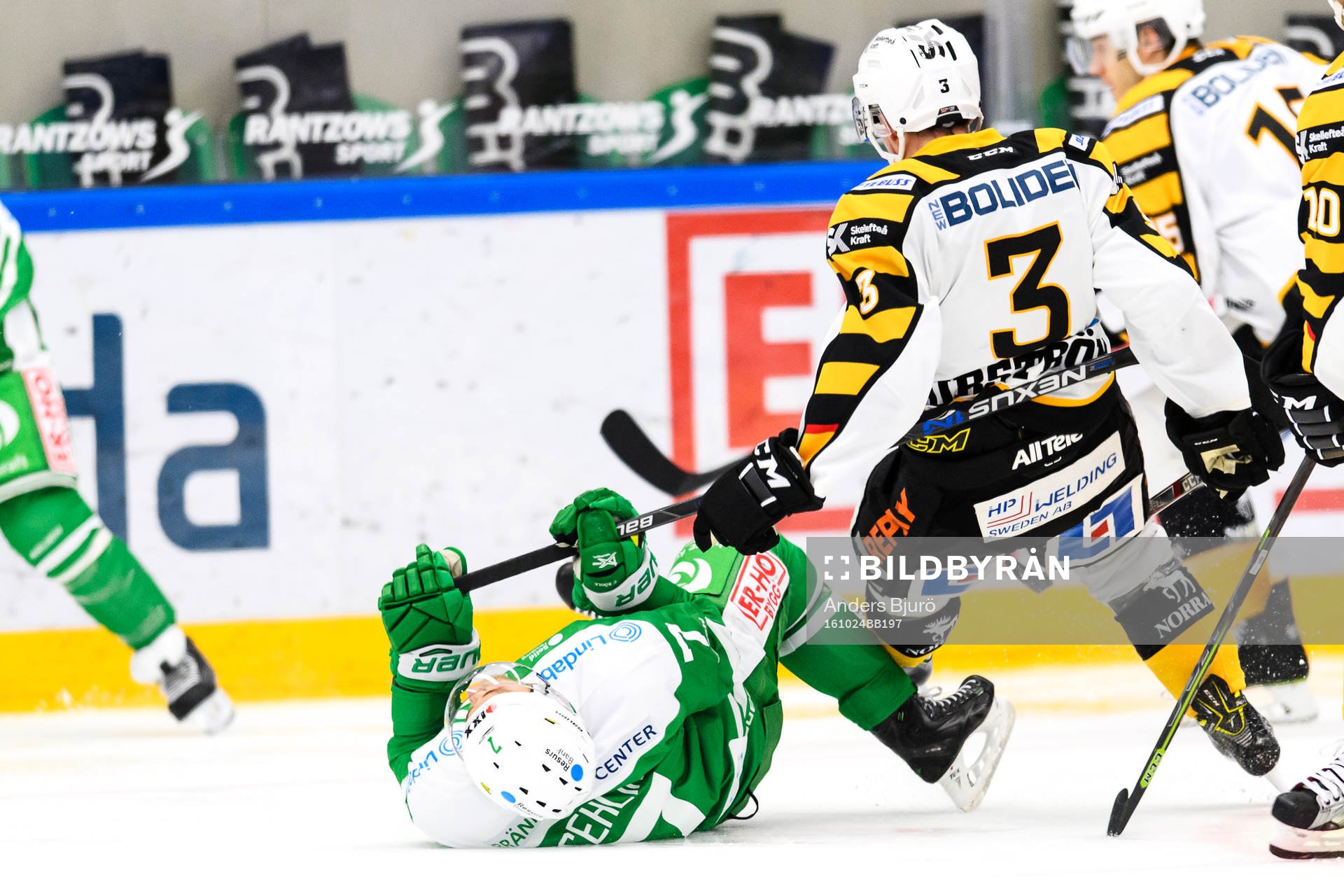 Rögles Patrik Cehlin rivs ner av Skellefteås Niclas