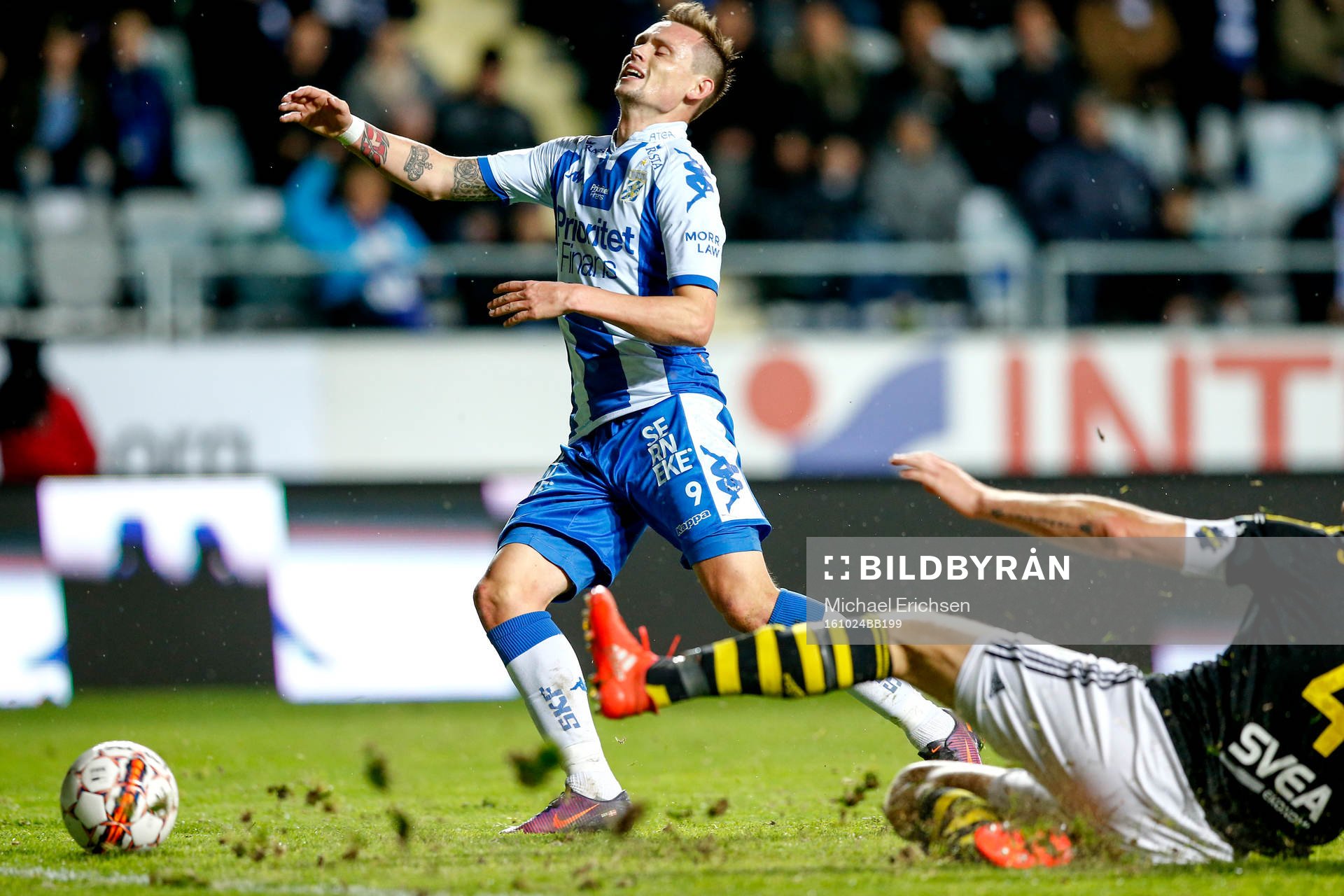 s Nils-Eric Johansson glidtacklat IFK Göteborgs Jakob