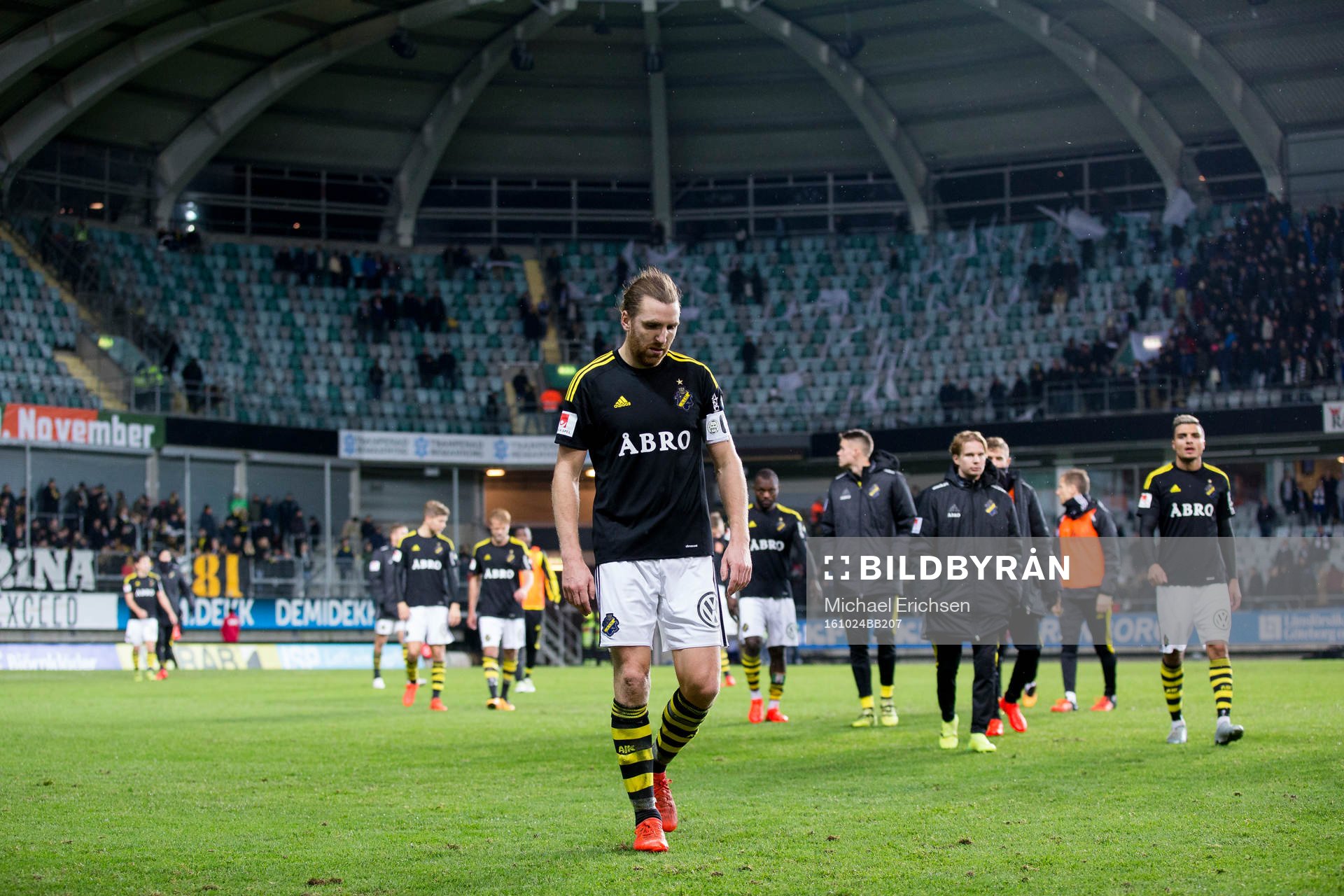 s lagkapten Nils-Eric Johansson deppar