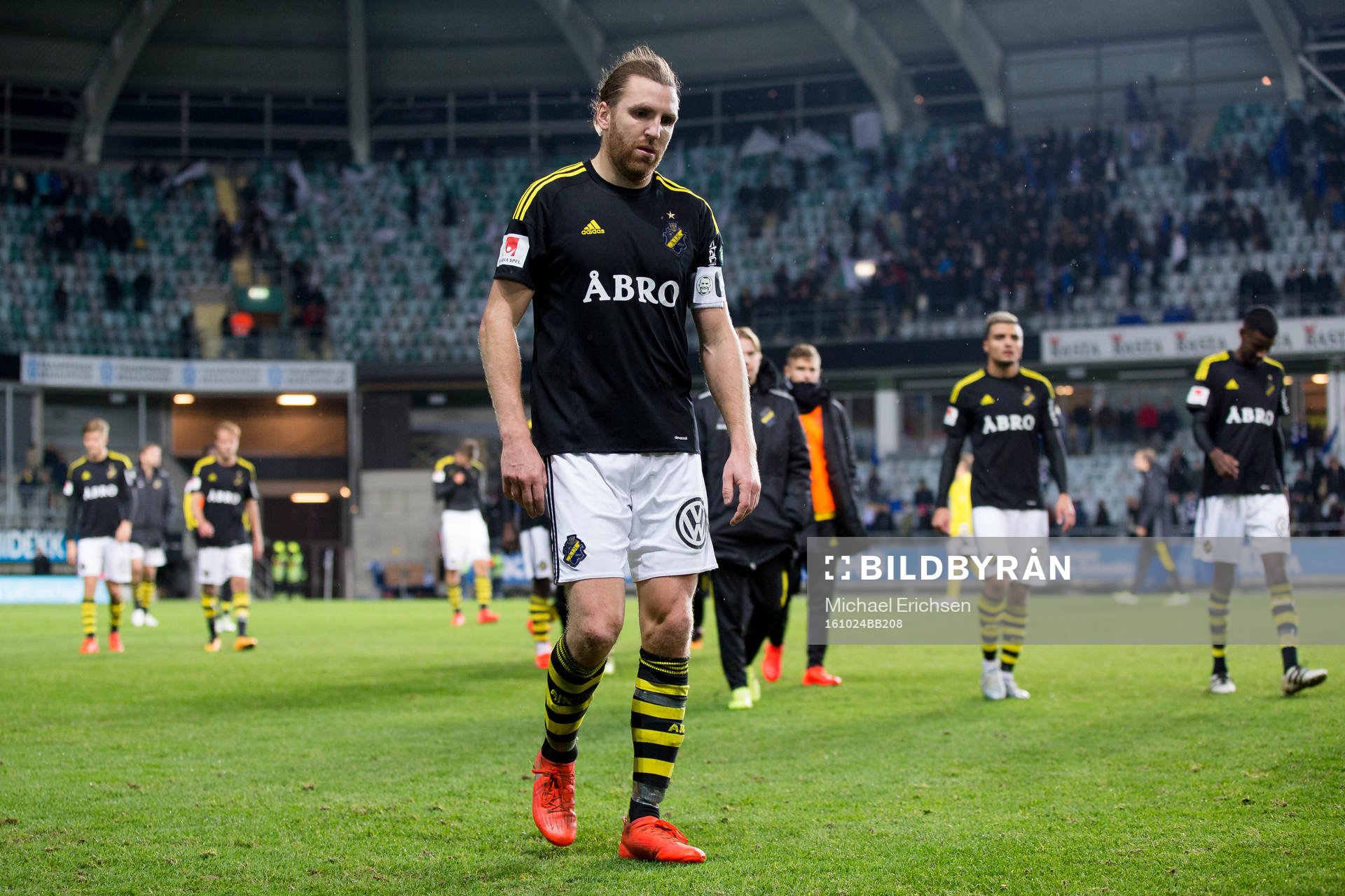 s lagkapten Nils-Eric Johansson deppar