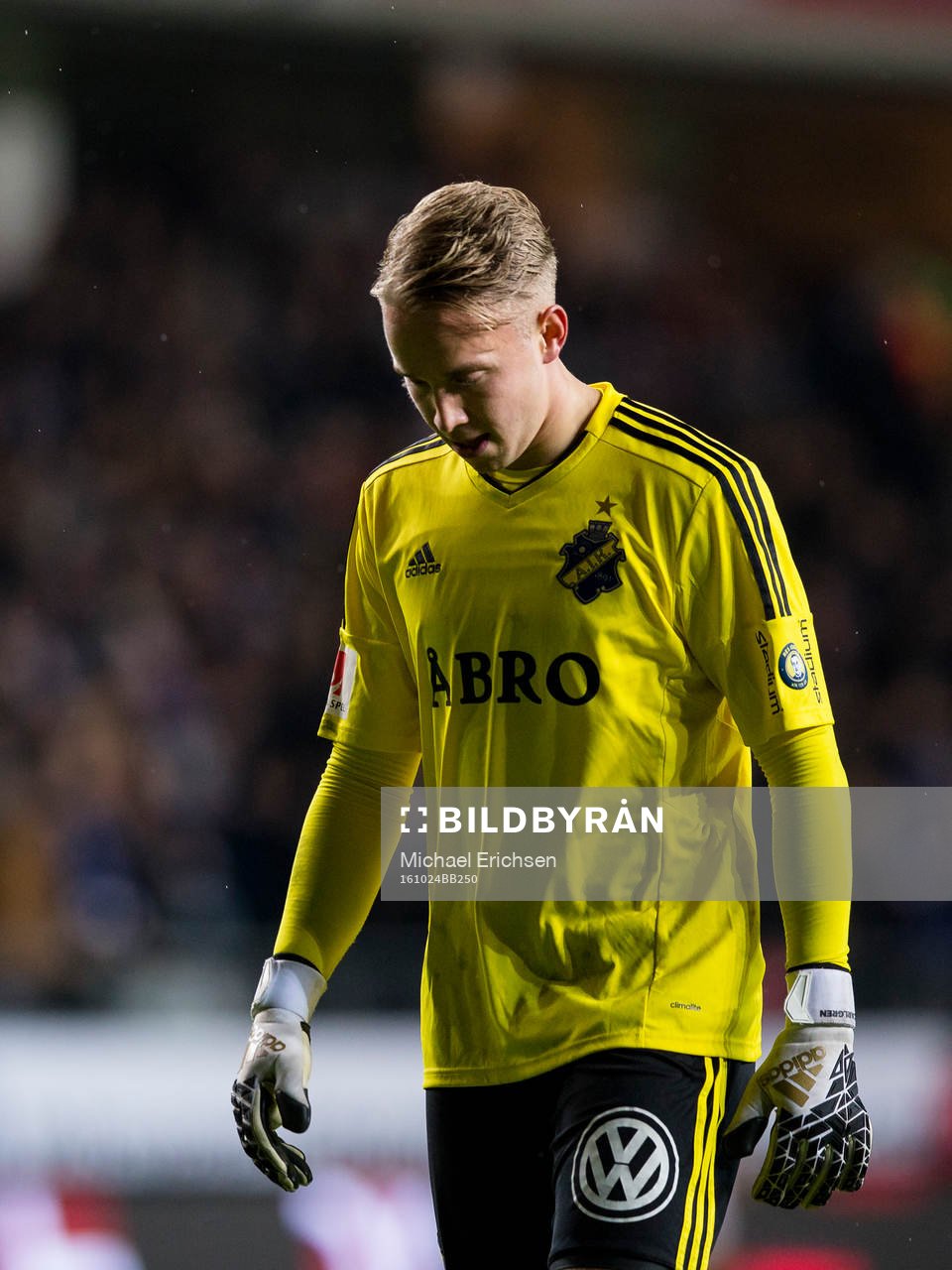 s målvakt Patrik Carlgren deppar