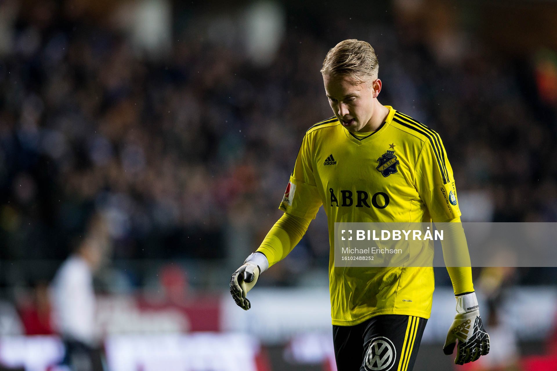 s målvakt Patrik Carlgren deppar