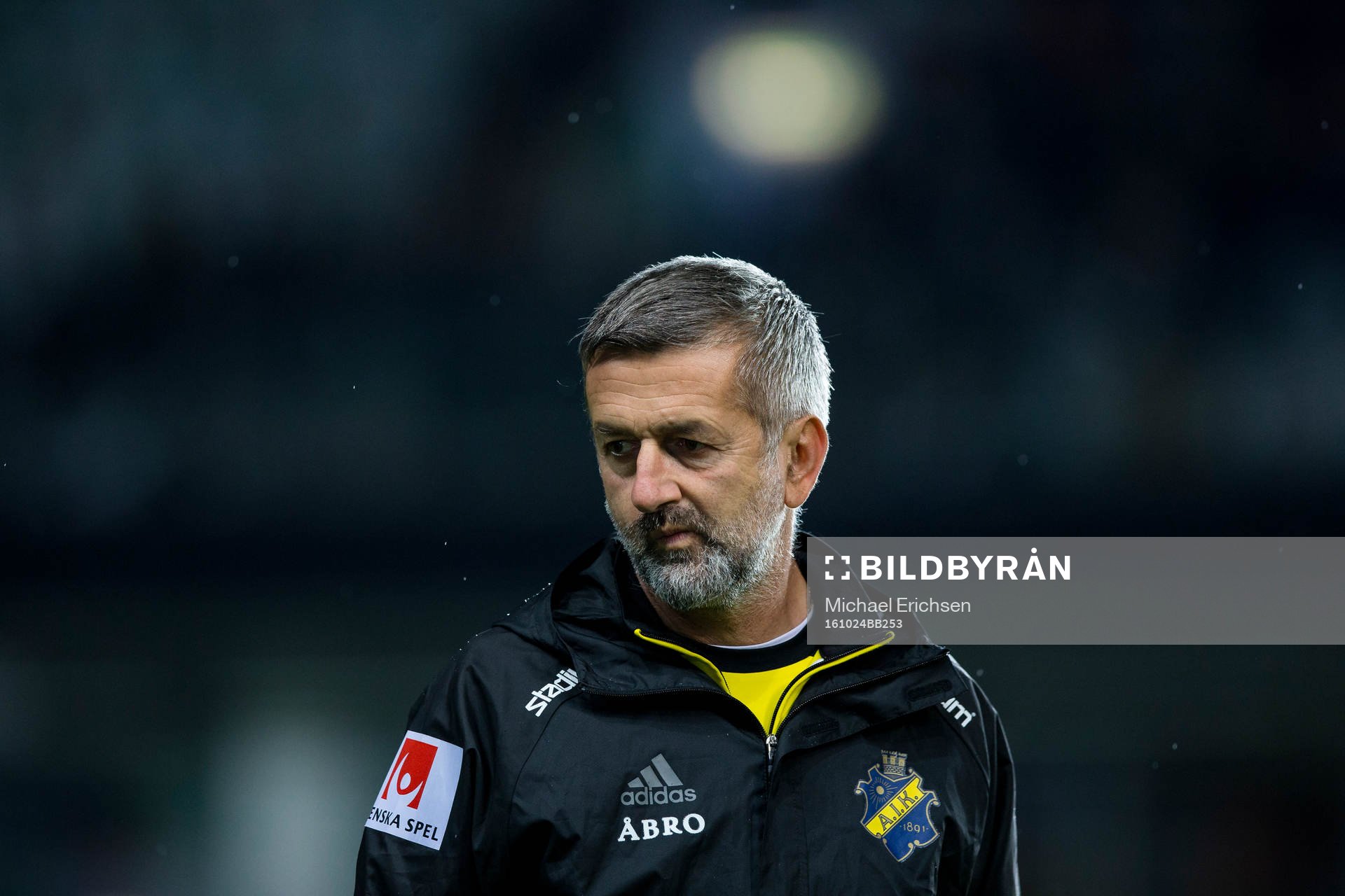 s assisterande tränare Nebojsa Novakovic  deppar