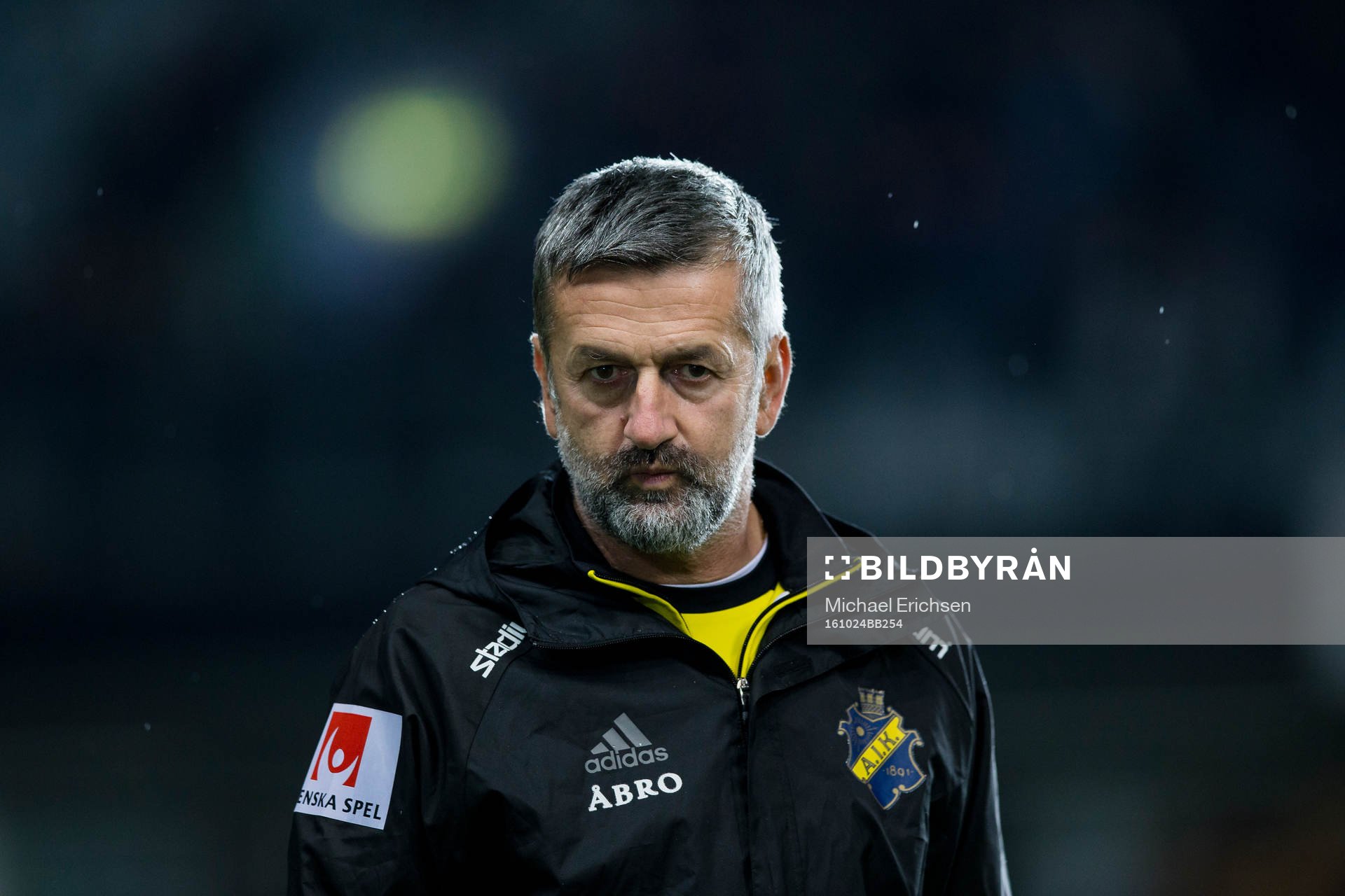 s assisterande tränare Nebojsa Novakovic  deppar