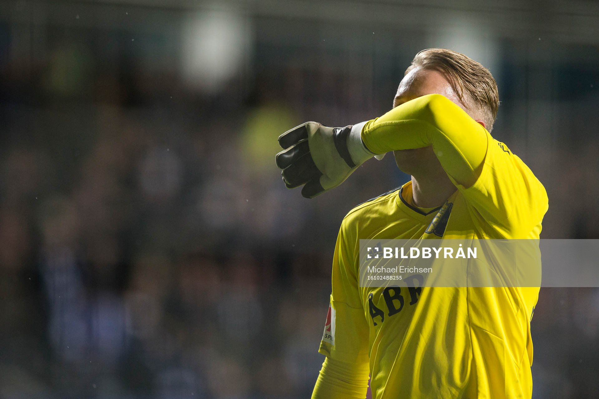 s målvakt Patrik Carlgren deppar