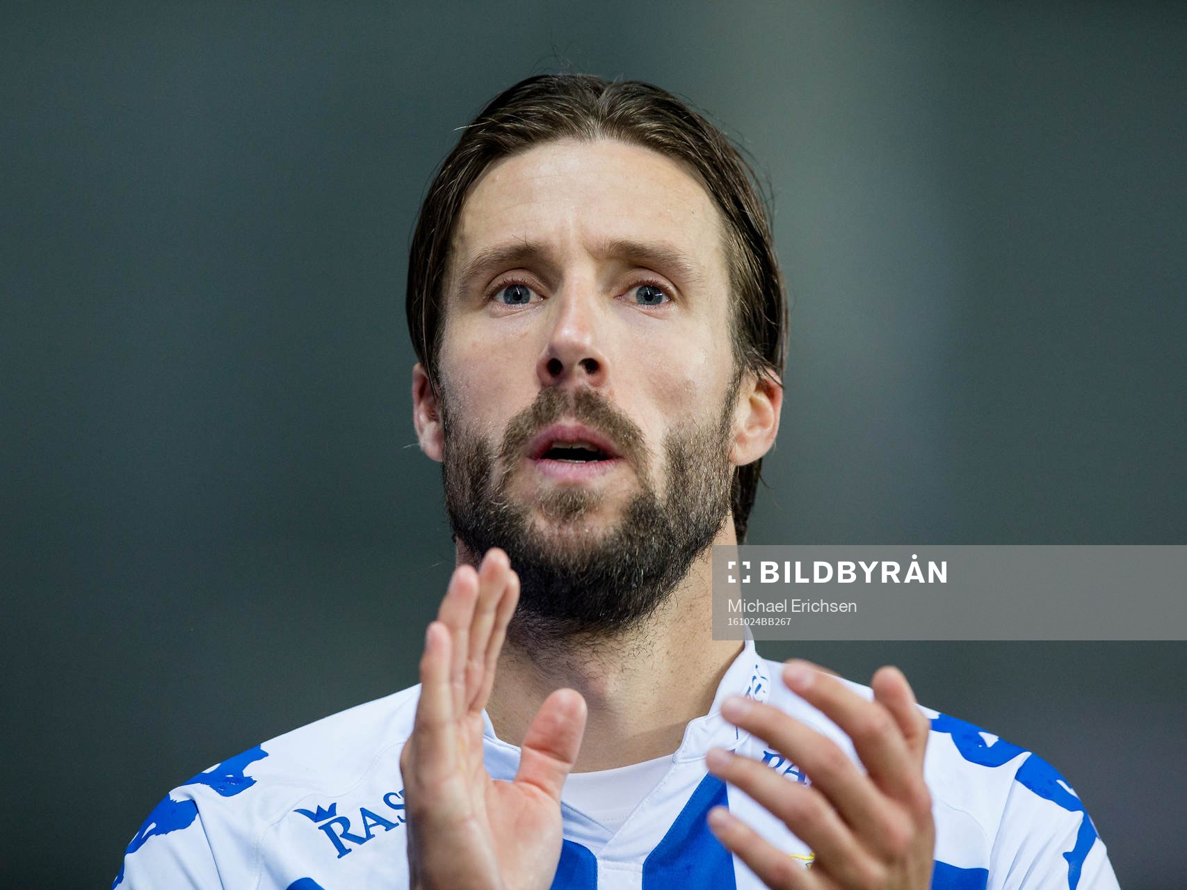 IFK Göteborgs Mattias Bjärsmyr tackar publiken efter fotbollsmatchen i Allsvenskan mellan IFK Göteborg och AIK den 24 oktober 2016 i Göteborg.