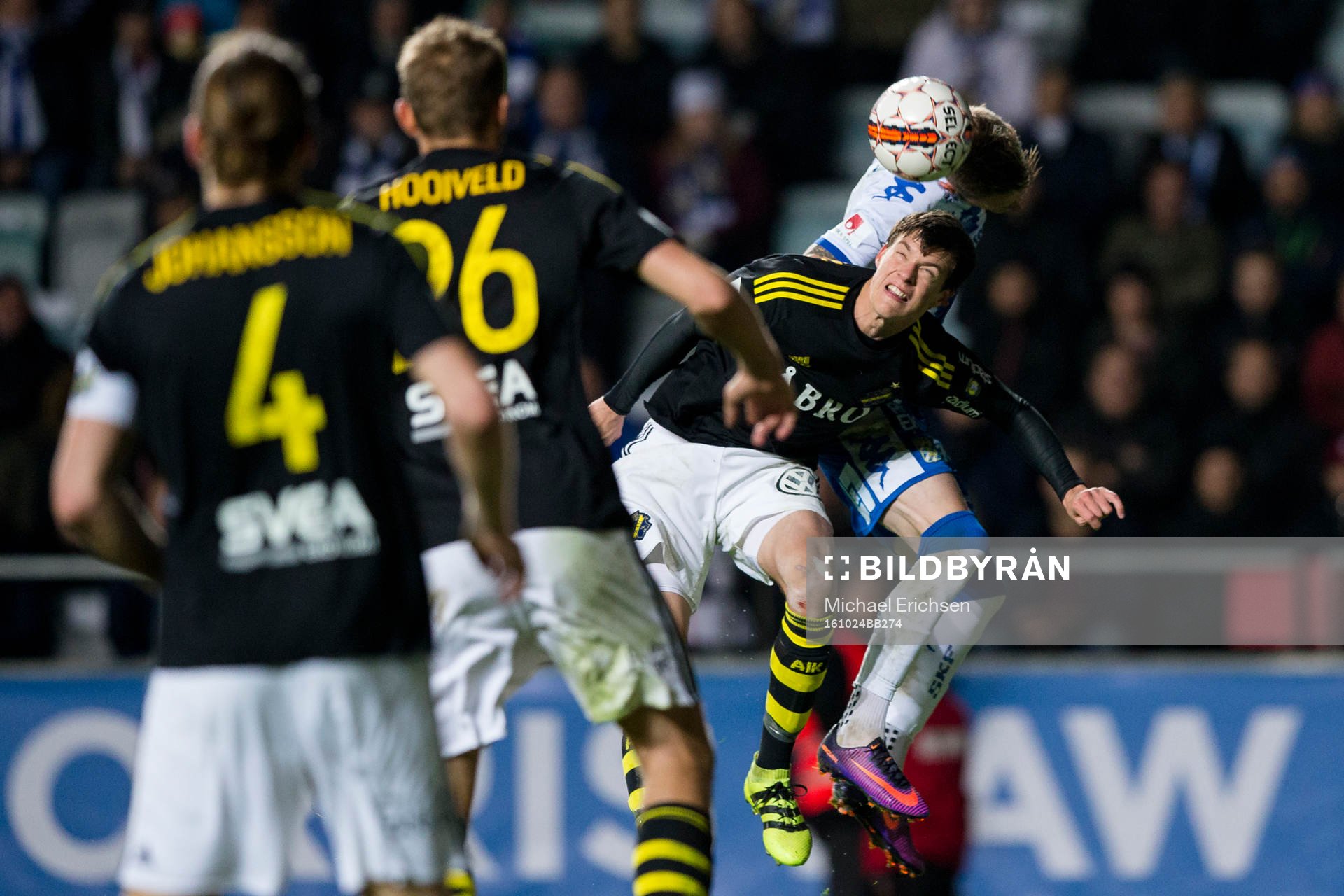 IFK Göteborgs Sören Rieks i nickduell med AIK:s Sauli Väisänen under fotbollsmatchen i Allsvenskan mellan IFK Göteborg och AIK den 24 oktober 2016 i Göteborg.