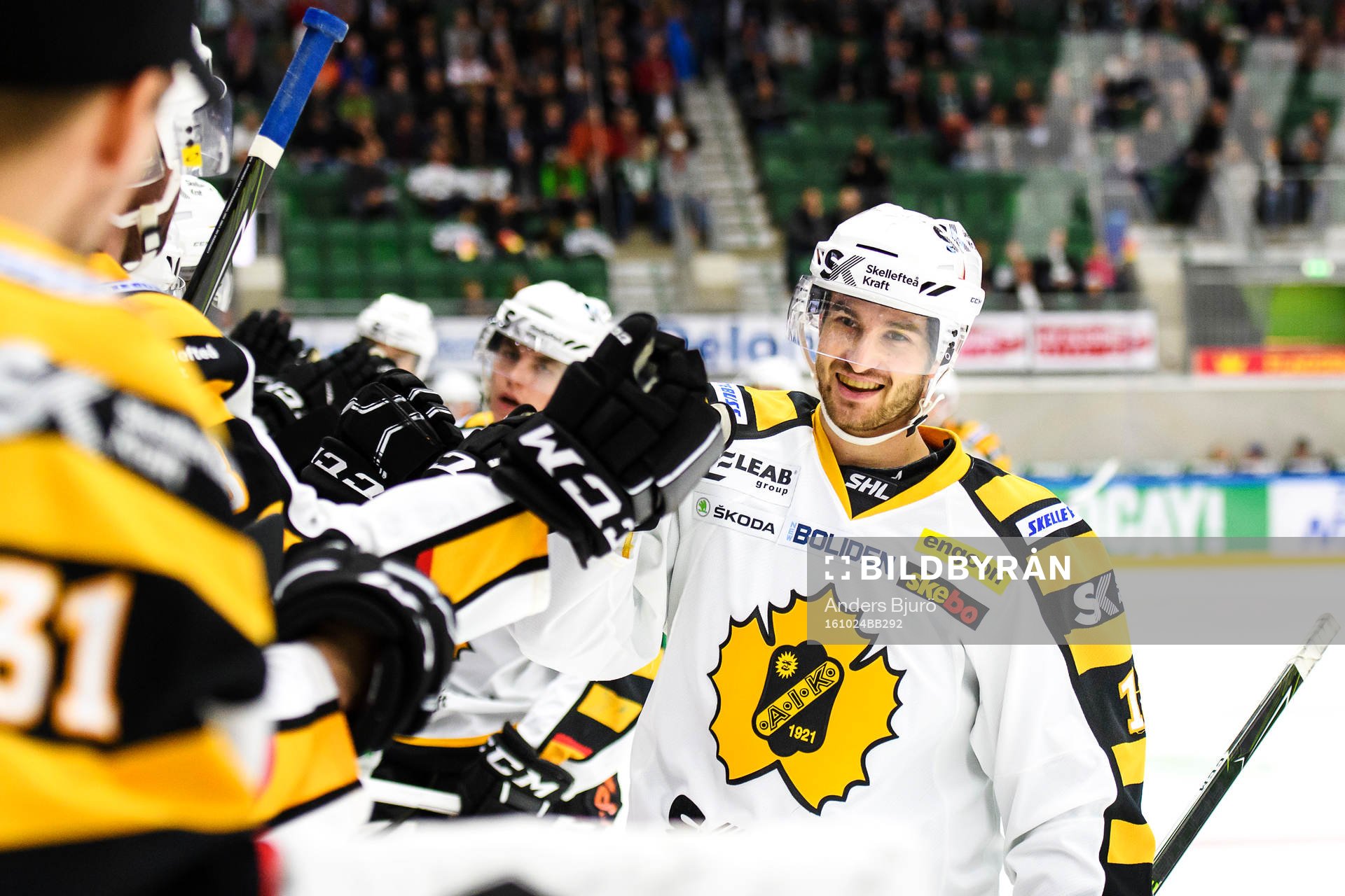 Skellefteås Andrew Calof jublar med båset