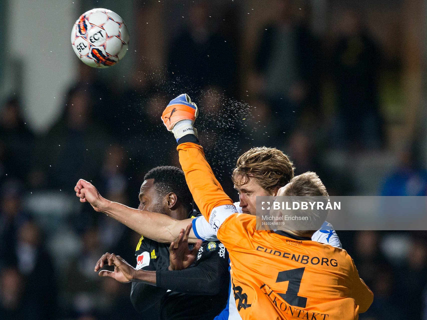 IFK Göteborgs målvakt John Alvbåge boxar undan bollen