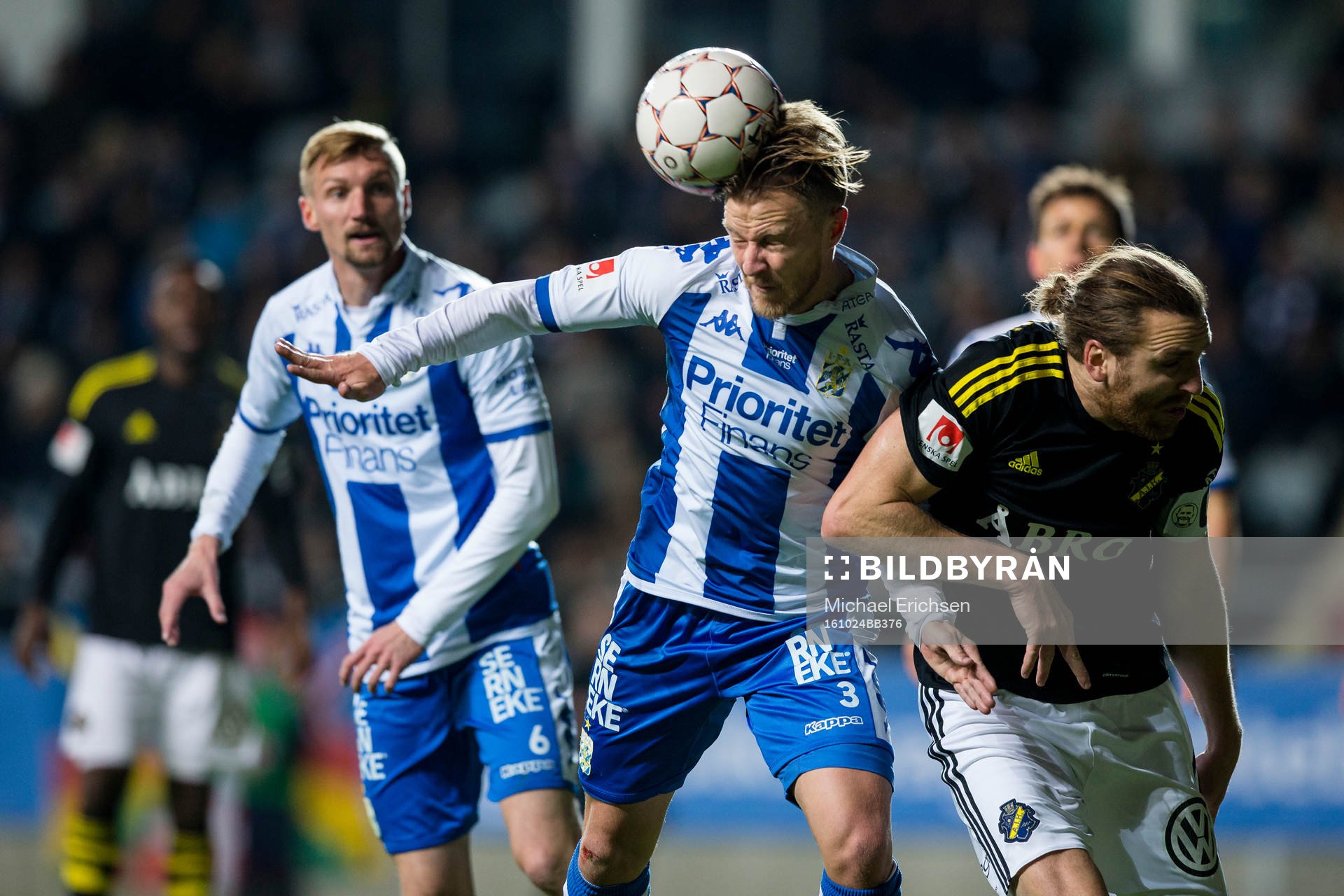 IFK Göteborgs Scott Jamieson nickar undan bollen