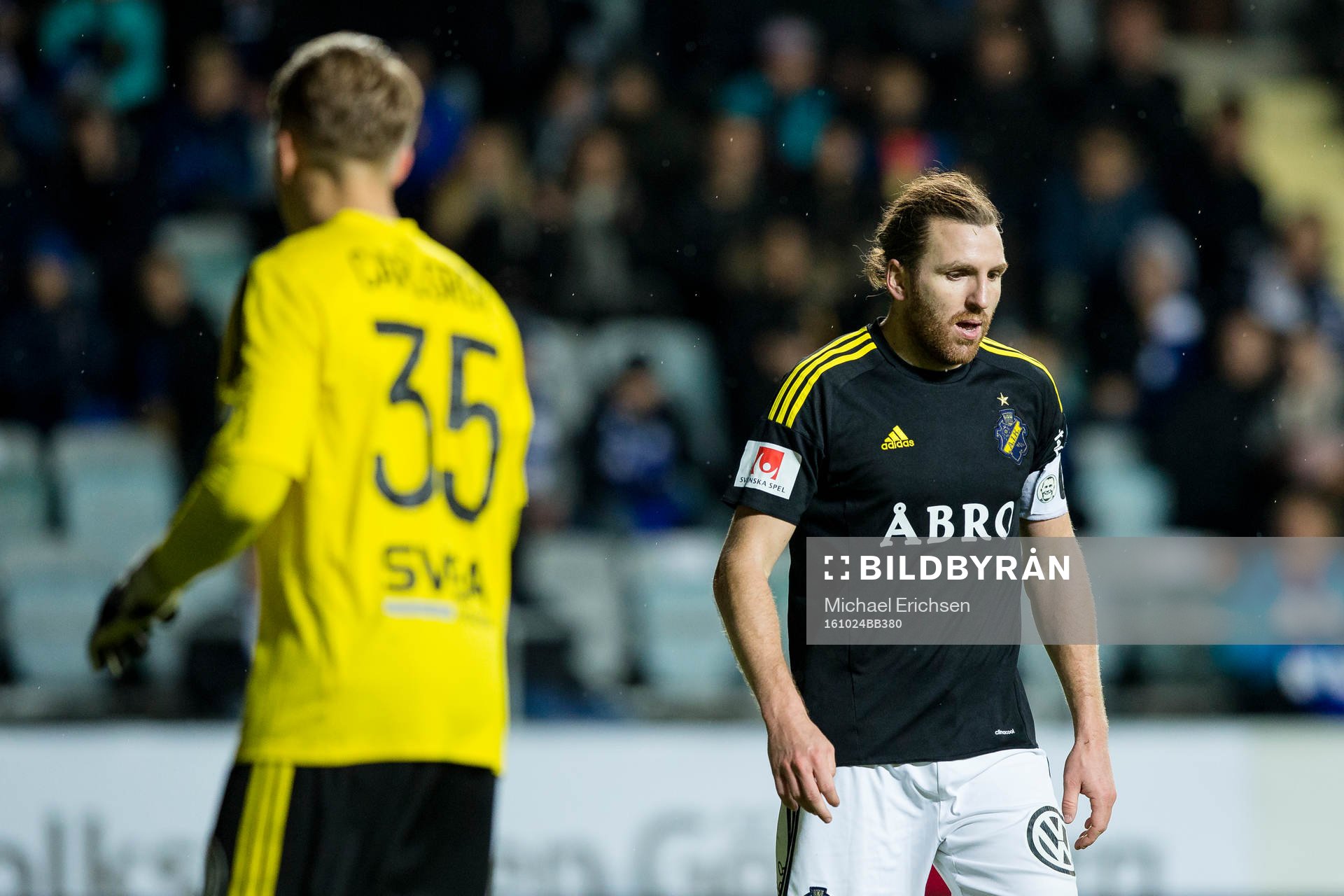 s målvakt Patrik Carlgren och Nils-Eric Johansson deppar