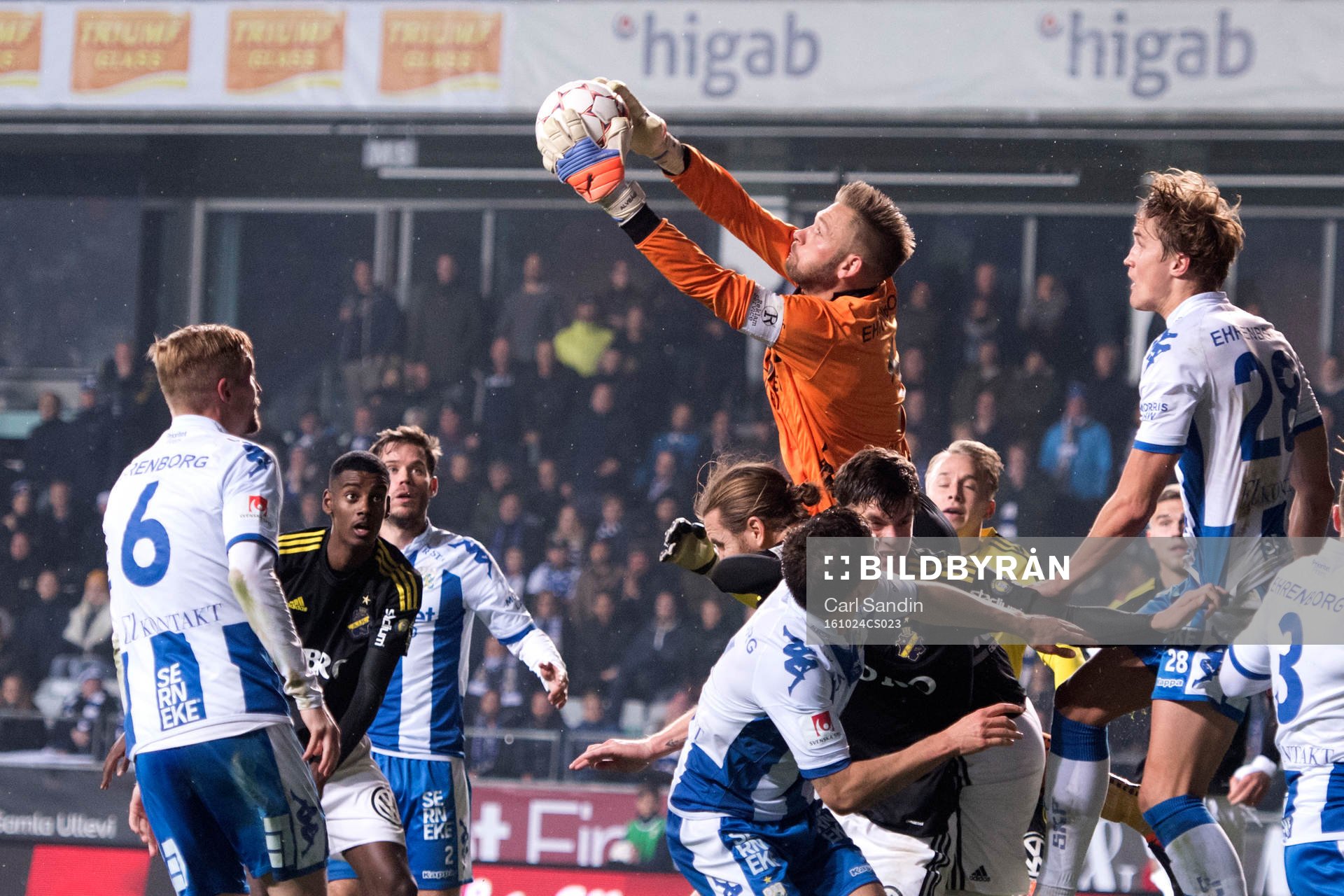 IFK Göteborgs målvakt John Alvbåge kastar sig