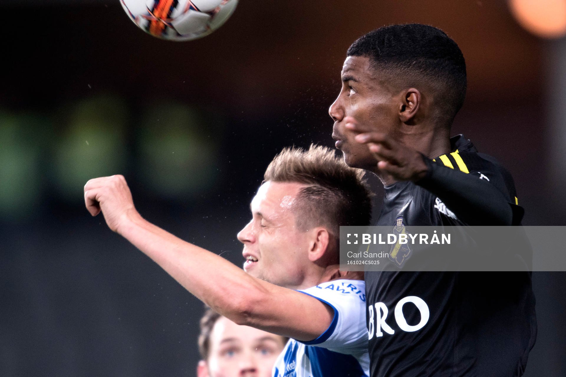 IFK Göteborgs Jakob Ankersen i nickduell med AIK:s Alexander Isak under fotbollsmatchen i Allsvenskan mellan IFK Göteborg och AIK den 24 oktober 2016 i Göteborg.