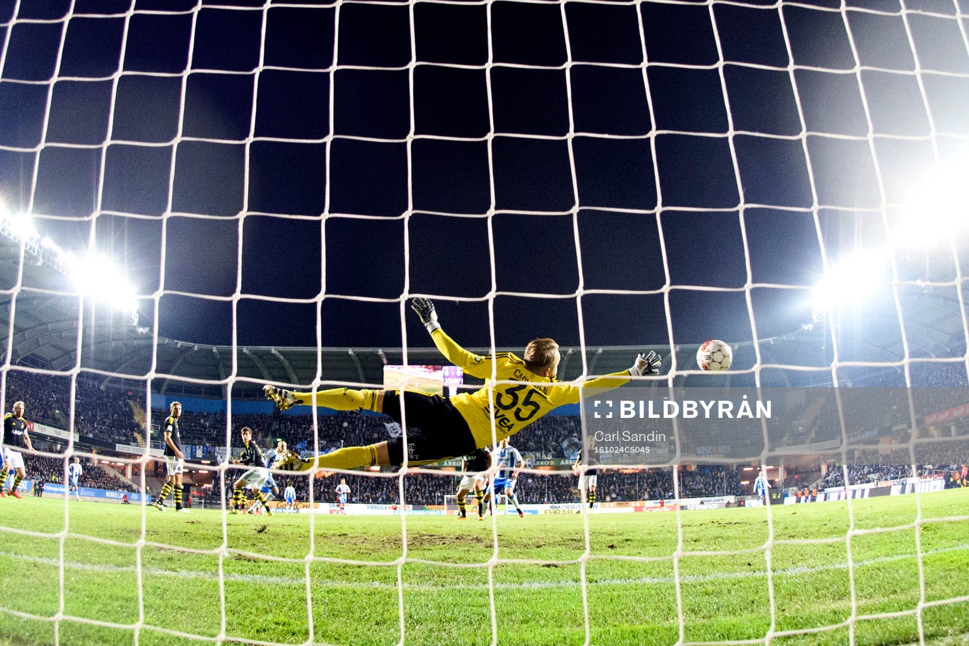 IFK Göteborgs Elias Mar Omarsson skjuter bollen till 1-0 bakom AIK:s målvakt Patrik Carlgren under fotbollsmatchen i Allsvenskan mellan IFK Göteborg och AIK den 24 oktober 2016 i Göteborg.
