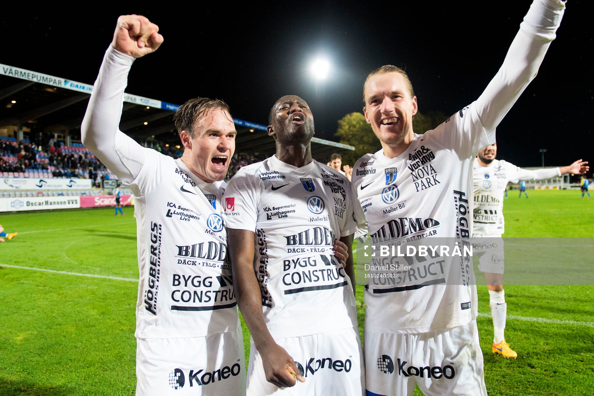 Sirius Niklas Busch Thor, Moses Ogbu och Kim Skoglund jublar