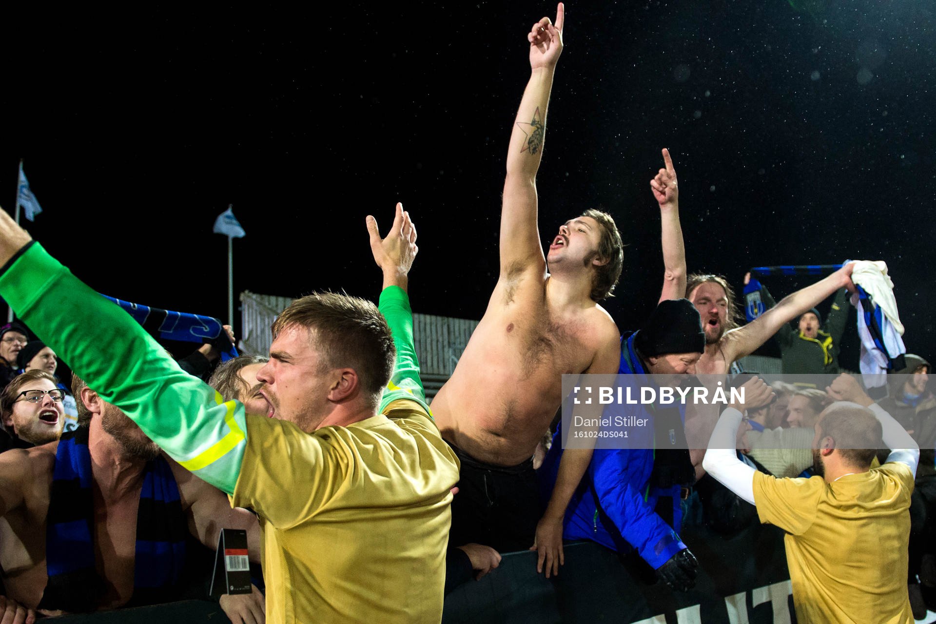 Sirius Christer Gustafsson jublar med fansen