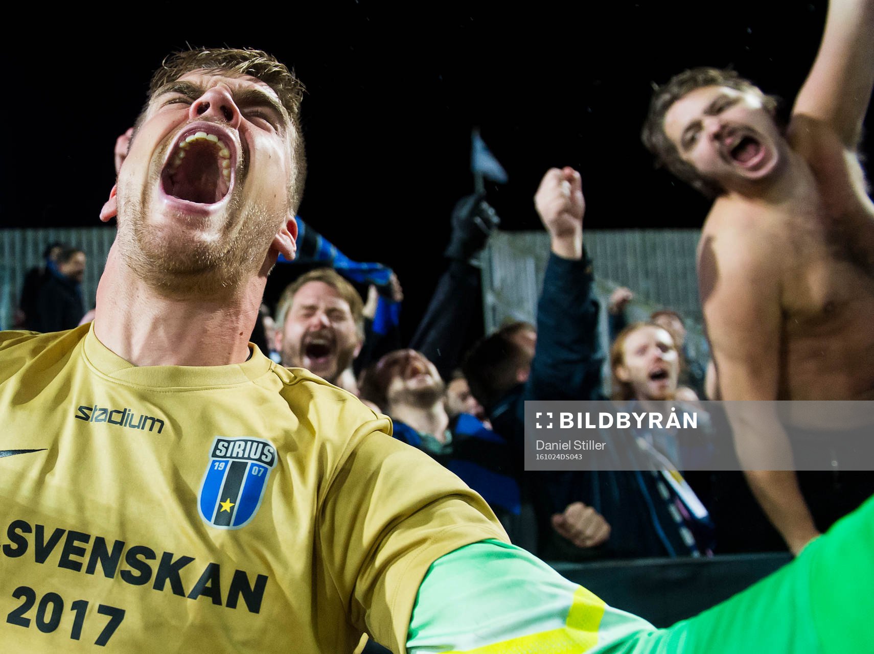 Sirius målvakt Lukas Jonsson jublar med fansen