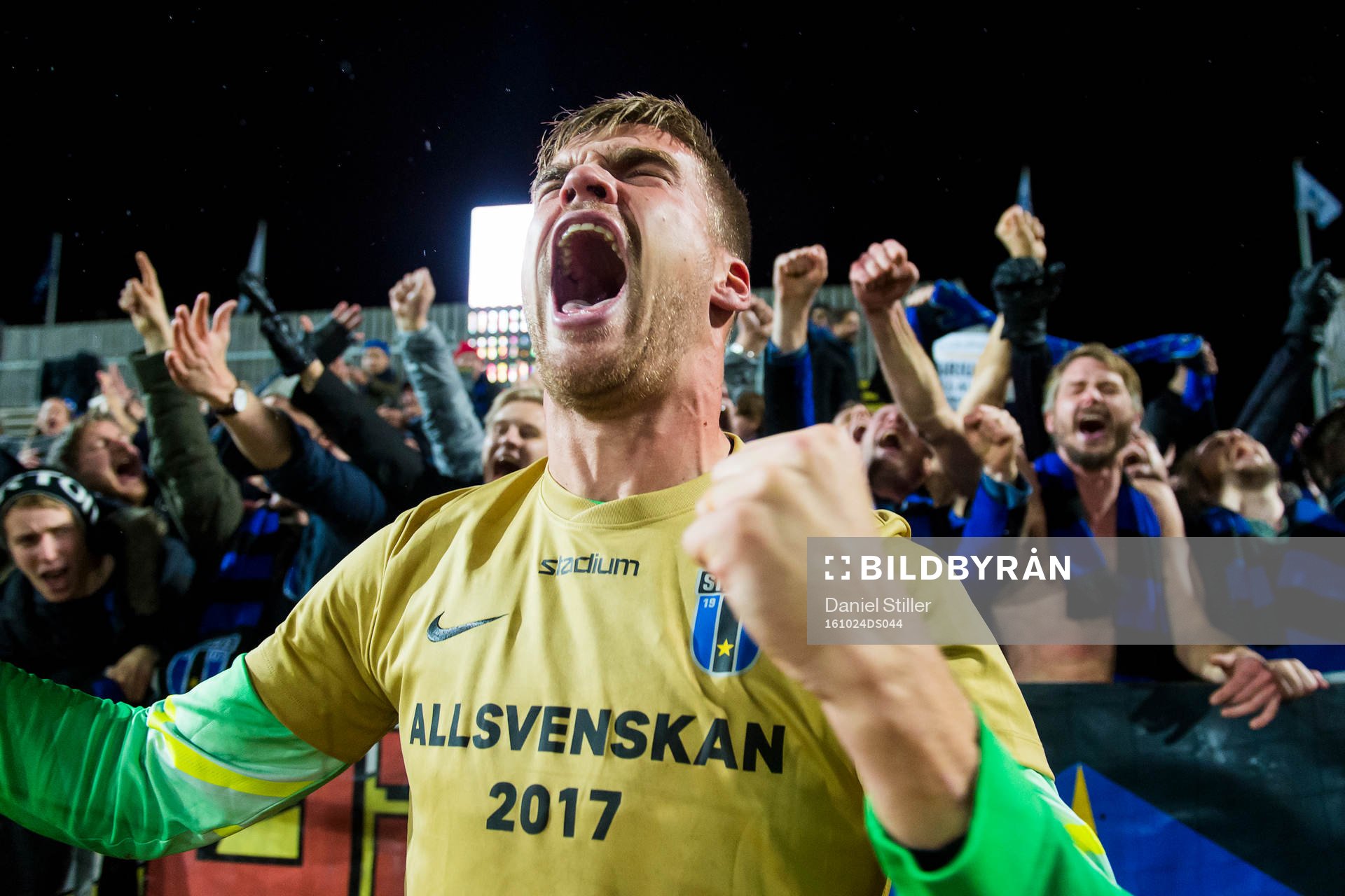 Sirius målvakt Lukas Jonsson jublar med fansen