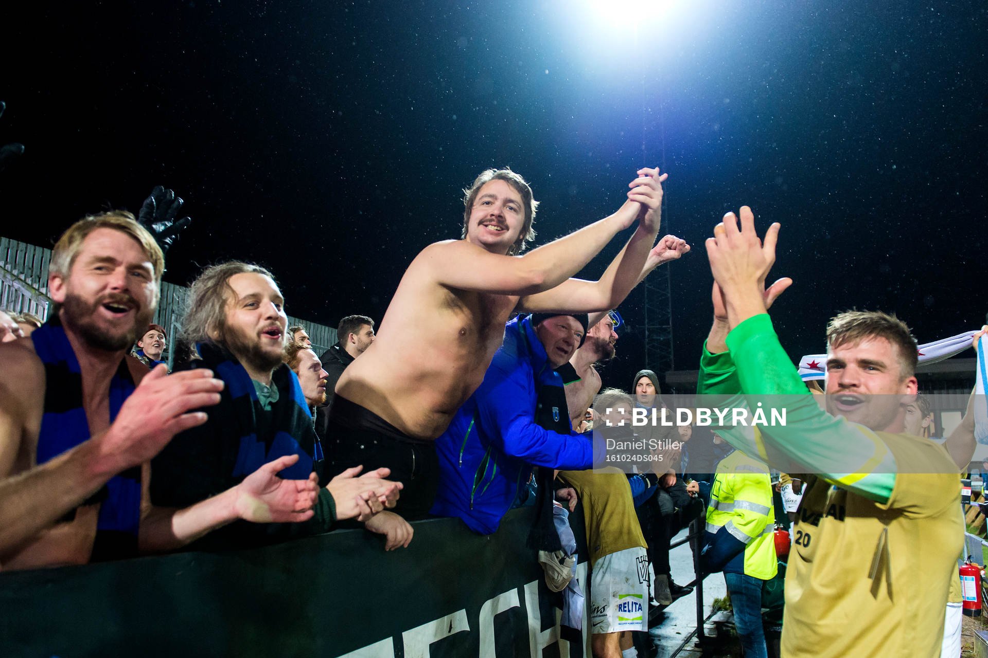 Sirius målvakt Lukas Jonsson jublar med fansen