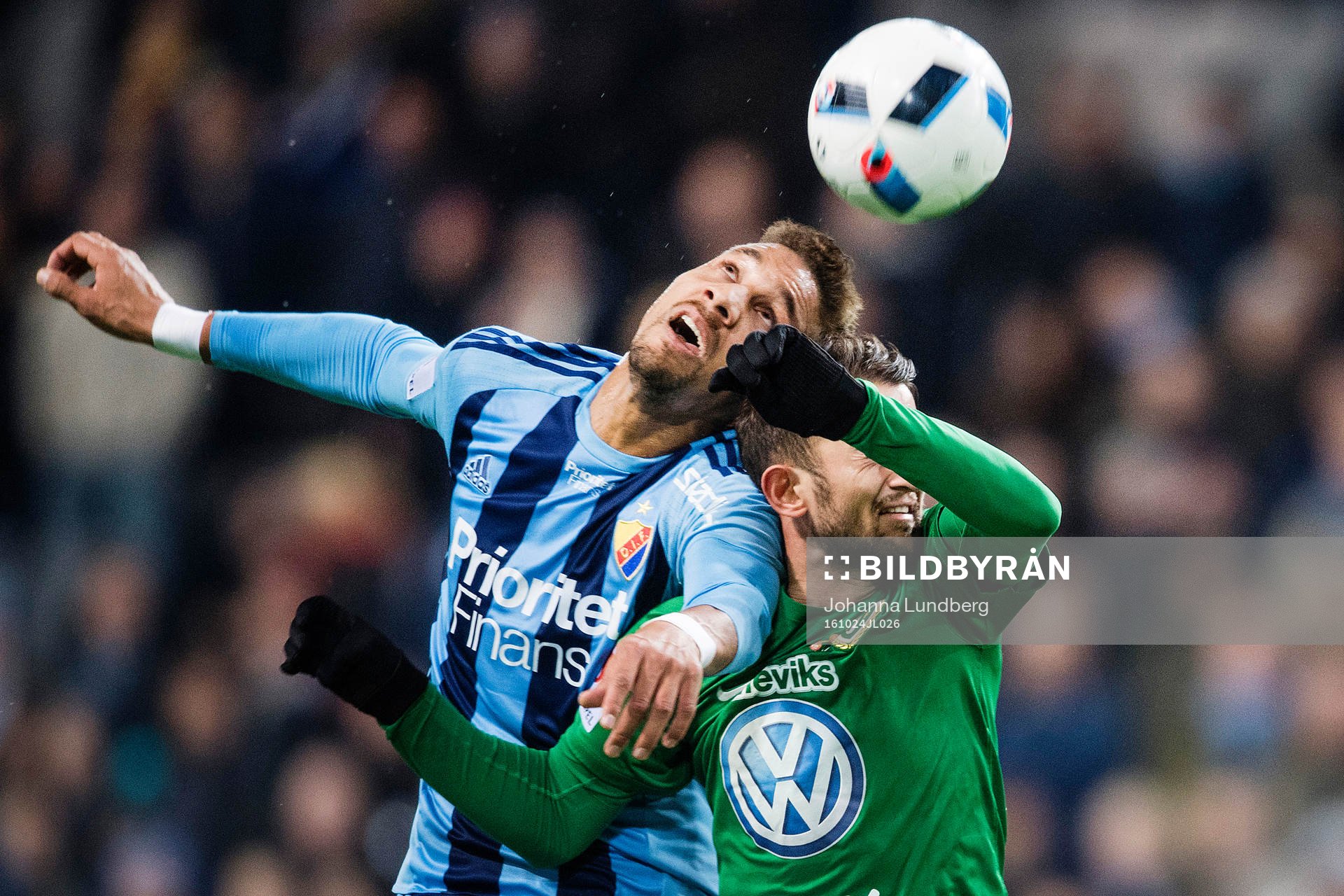 Djurgårdens Mathias Ranegie i en nickduell mot