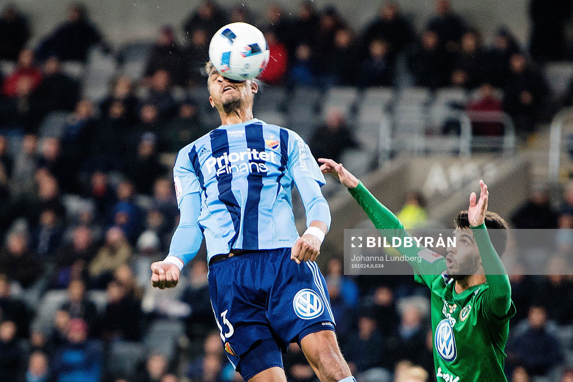 Djurgårdens Mathias Ranegie nickar undan bollen