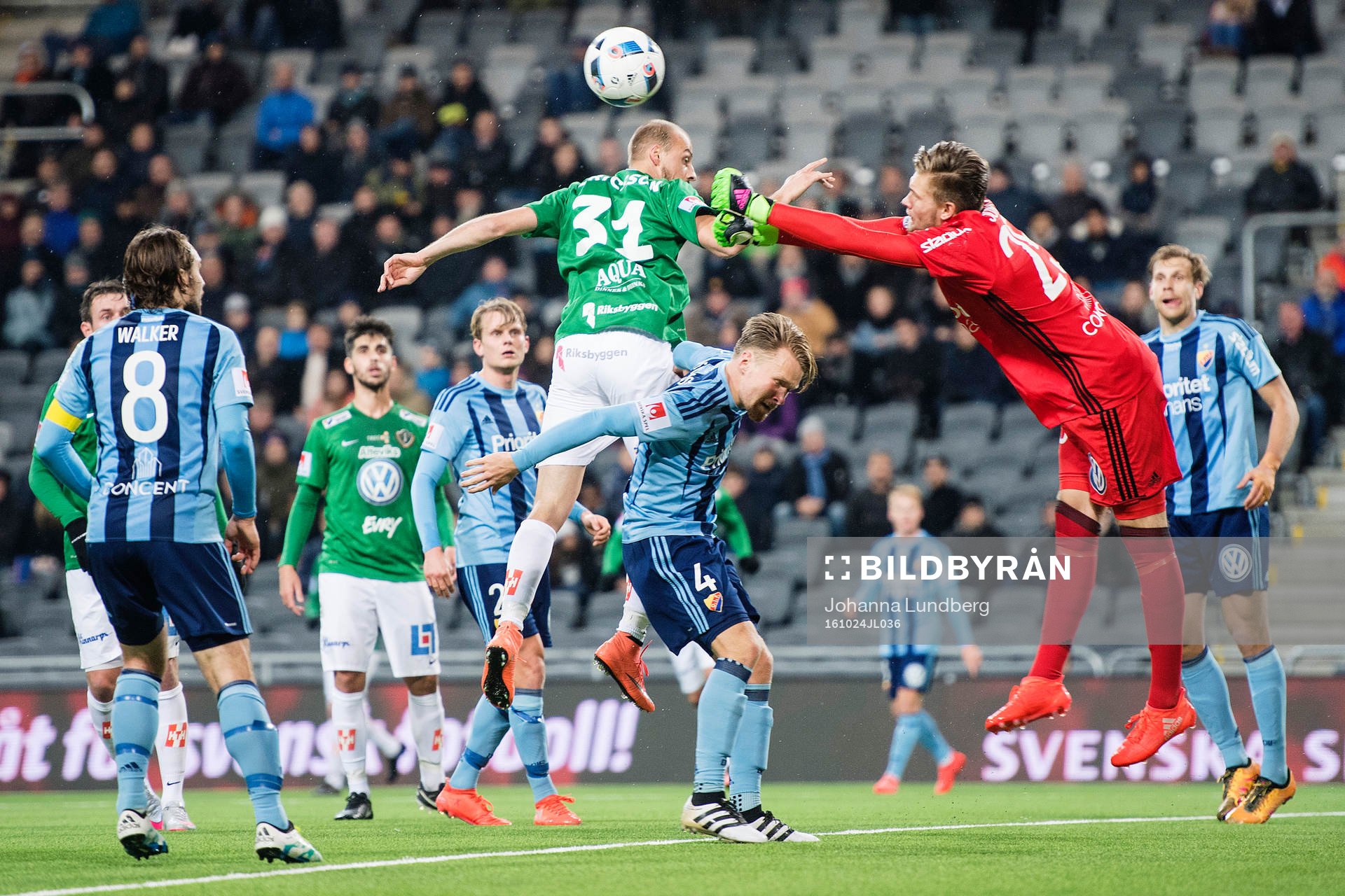 Djurgårdens målvakt Oscar Jonsson boxar undan bollen