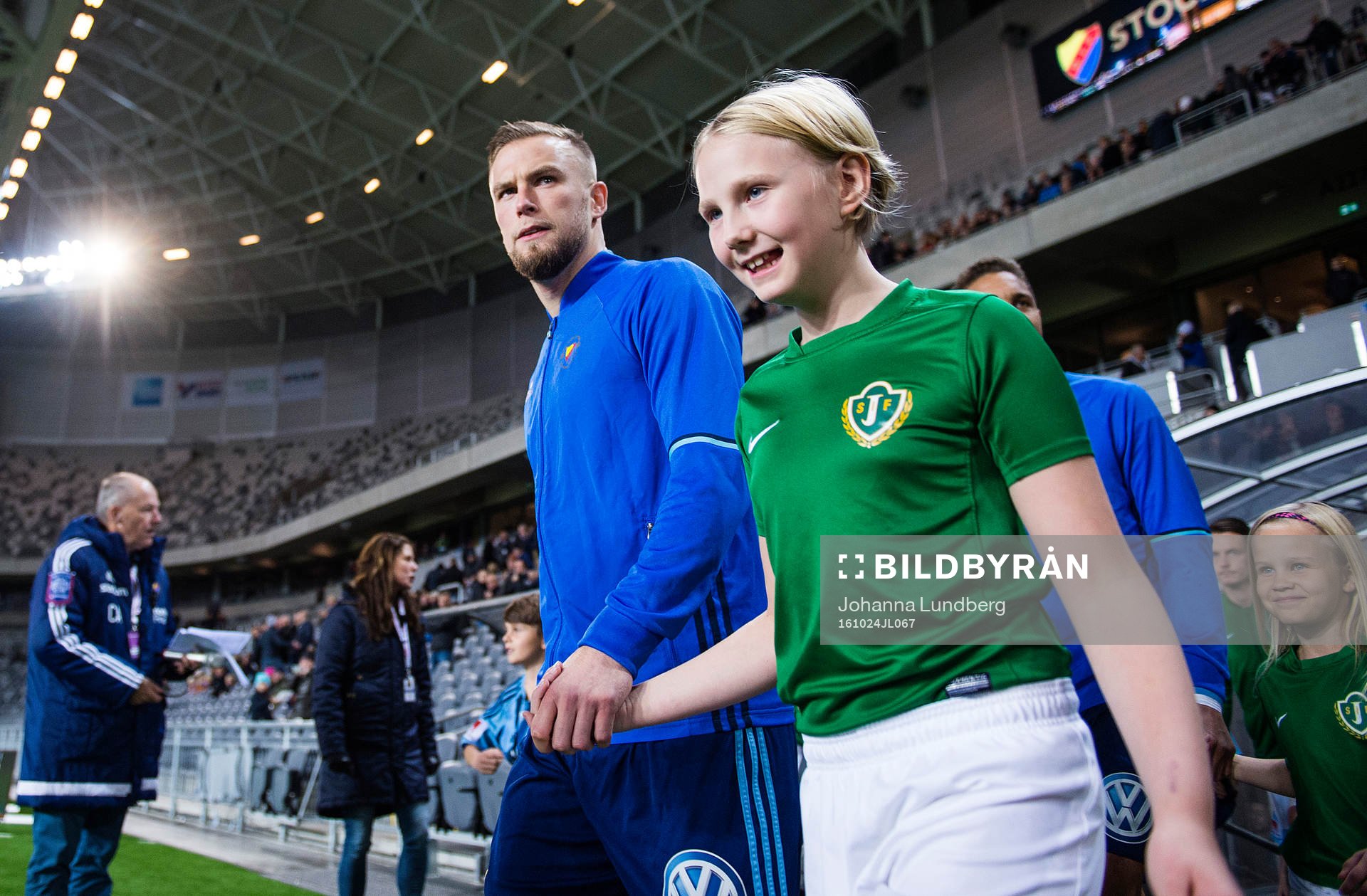 Djurgårdens Alexander Faltsetas går in på planen