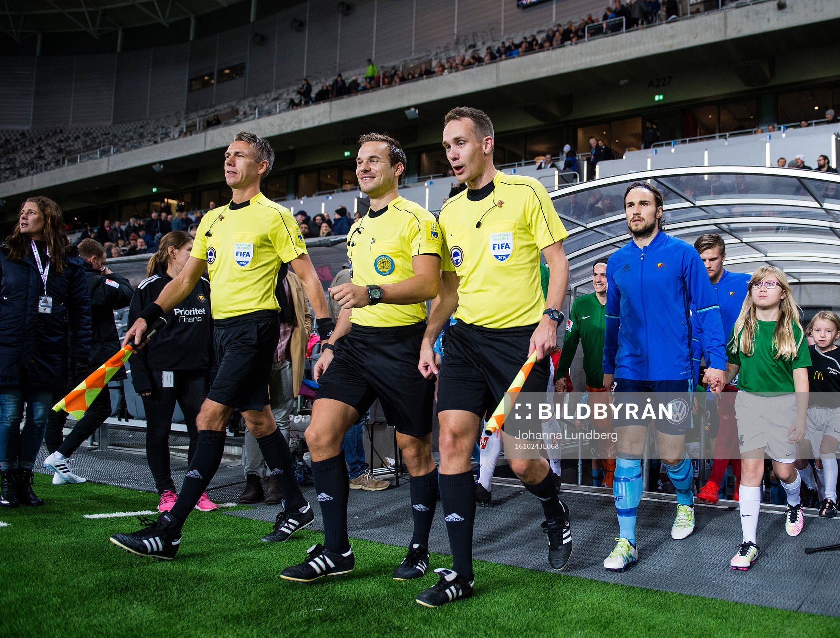 Djurgårdens Kevin Walker går in på planen