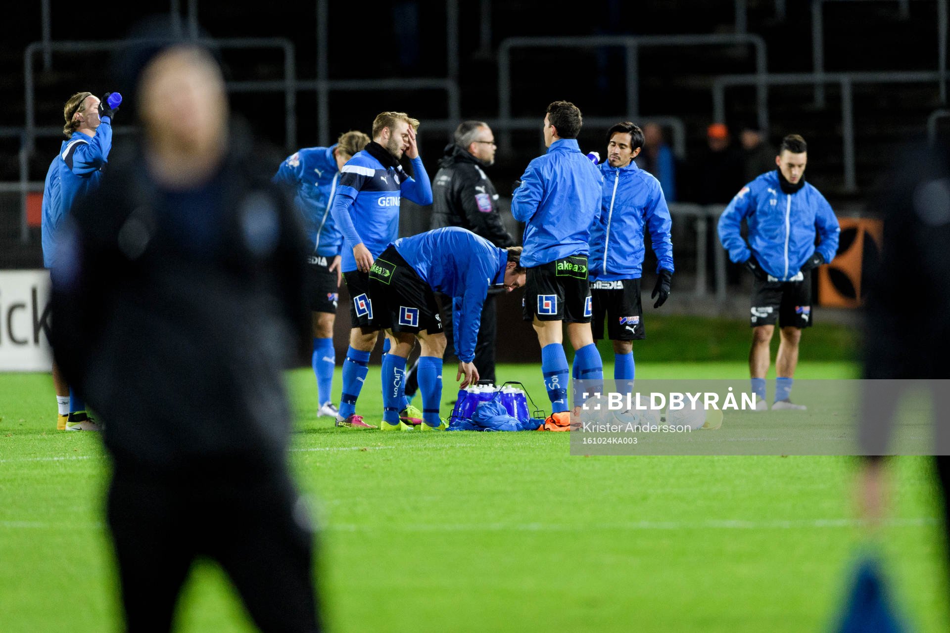 Halmstads spelare värmer upp före en fotbollsmatch i