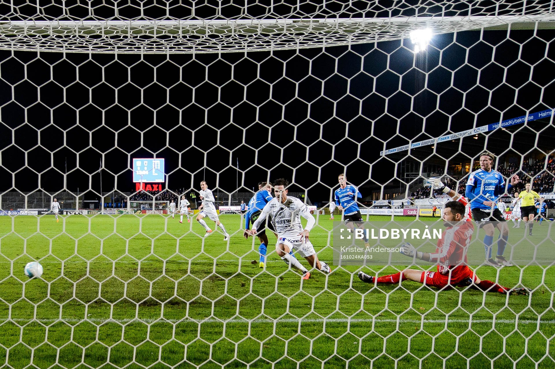 Bollen går strax utanför Halmstads målvakt Stojan Lukic