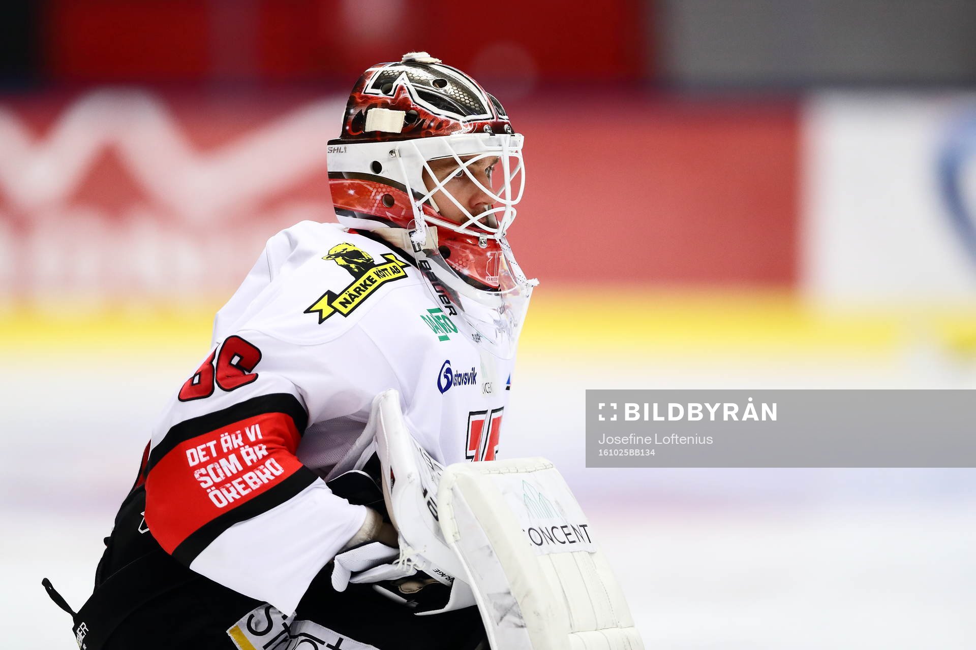 Örebros målvakt Axel Brage värmer upp