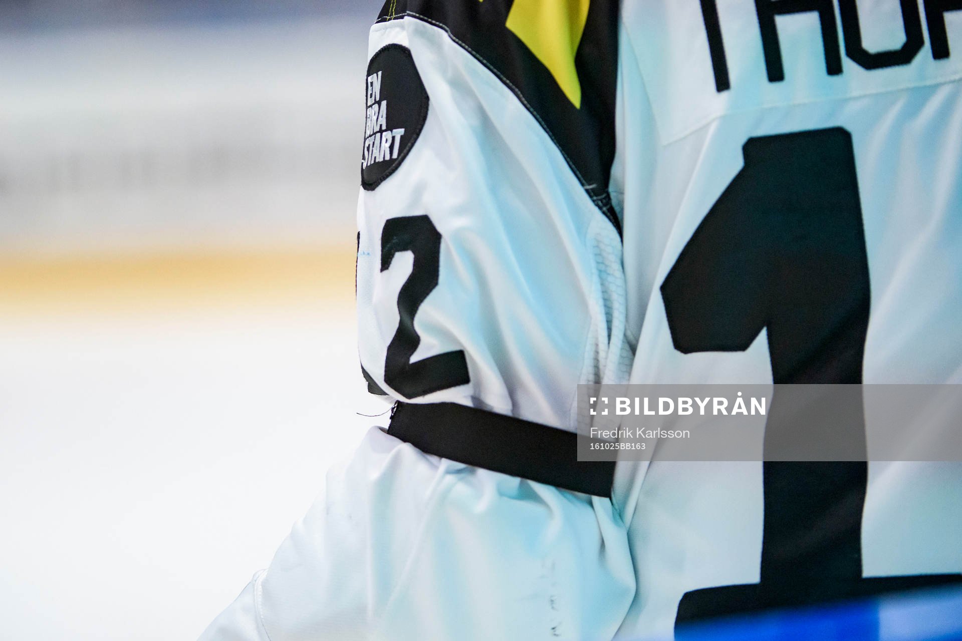 Brynäs Gustaf Thorell bär ett sorgeband till minne av