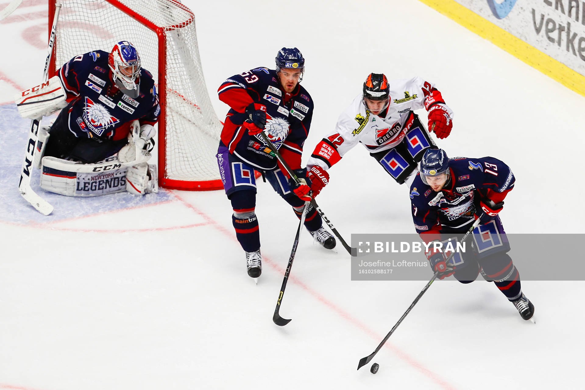 Örebros Kalle Jellvert jagar Linköpings Andrew Gordon,