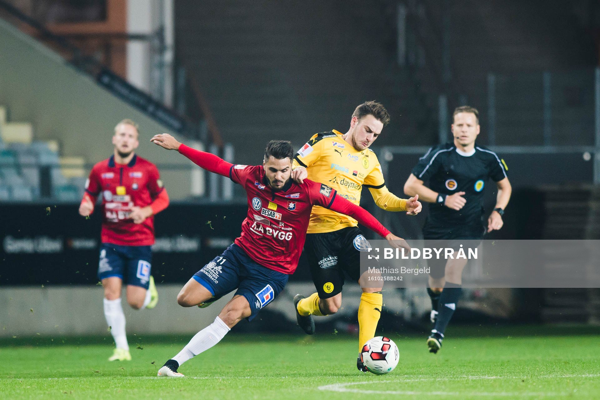 Örgrytes William Atashkadeh och Andreas Östling i närkamp