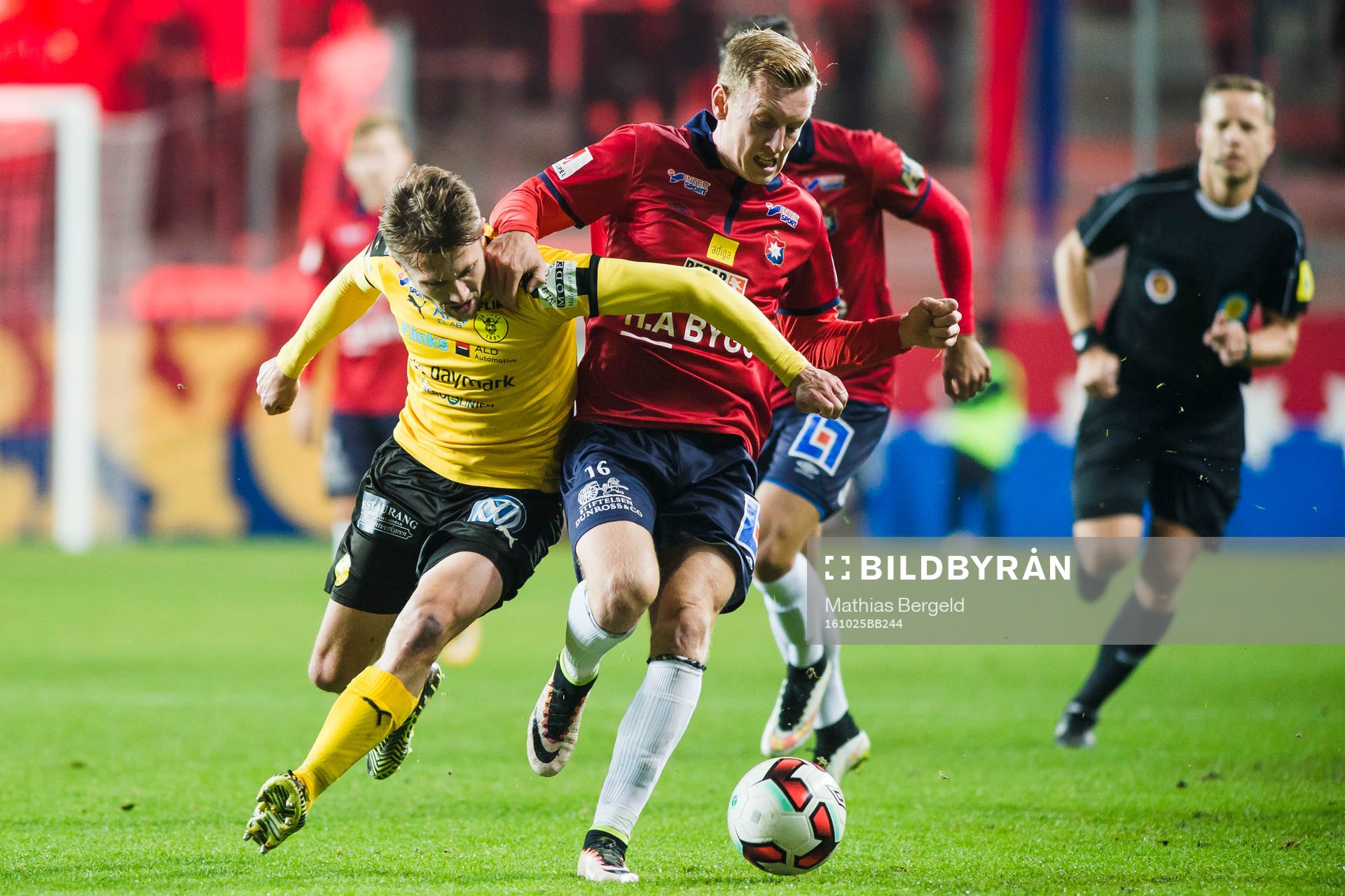 Frejs Adam Gradén och Örgrytes Sebastian Ohlsson i kamp
