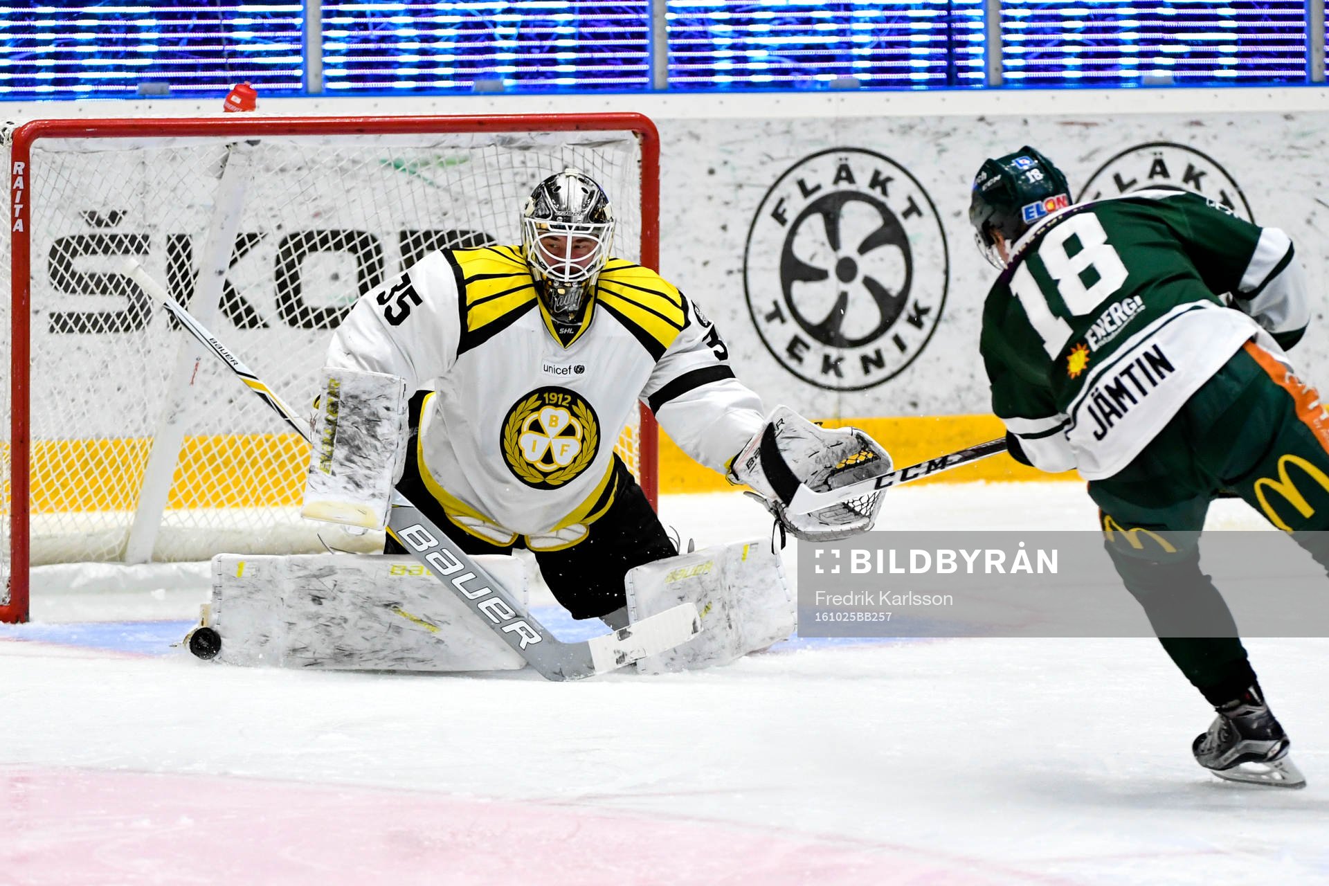 Färjestads Andreas Jämtin kommer fri mot Brynäs målvakt