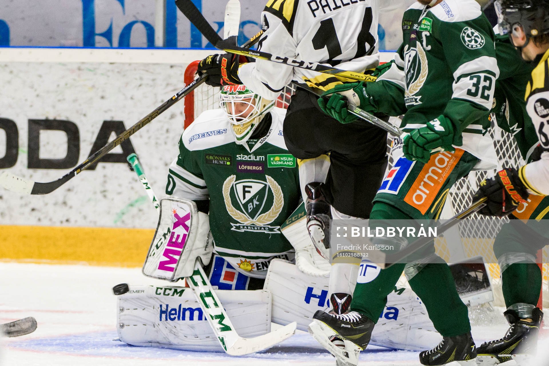Rörigt framför Färjestads målvakt Lars Haugen