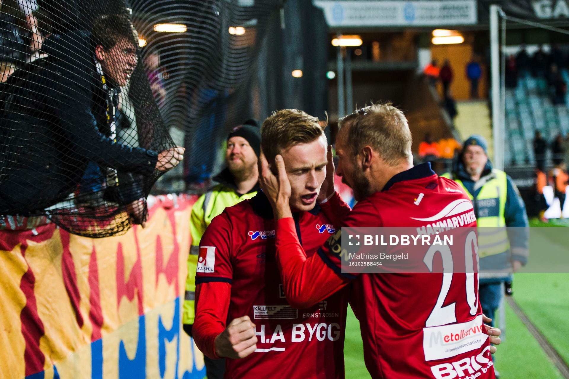 Örgrytes Sebastian Ohlsson jublar med Niklas Klingberg