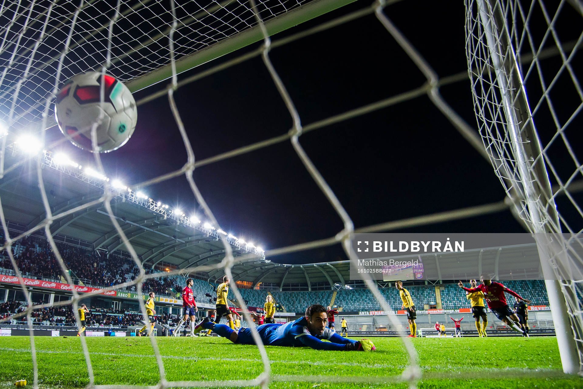 Frejs målvakt Marko Atanackovic ser bollen i nät efter att Örgrytes Sebastian Ohlsson gjort 2-1-målet under fotbollsmatchen i Superettan mellan Örgryte och Frej den 25 Oktober 2016 i Göteborg.