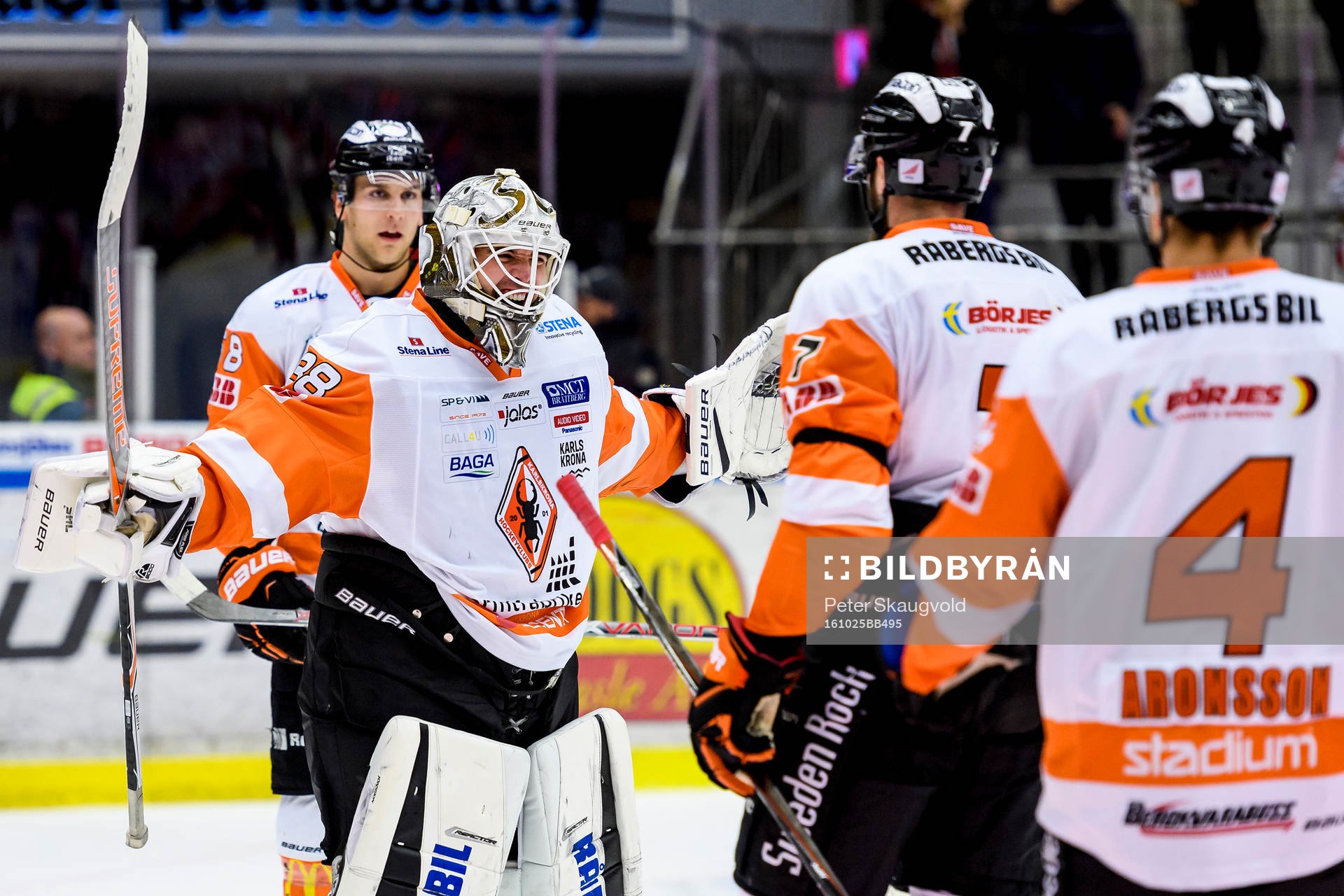 Karlskronas målvakt Johannes Jönsson jublar