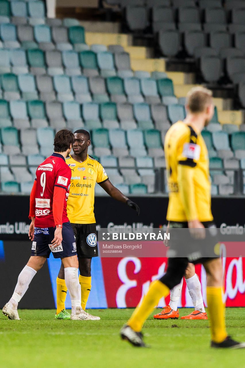 Örgrytes George Mourad diskuterar med Frejs Alagi Doudou