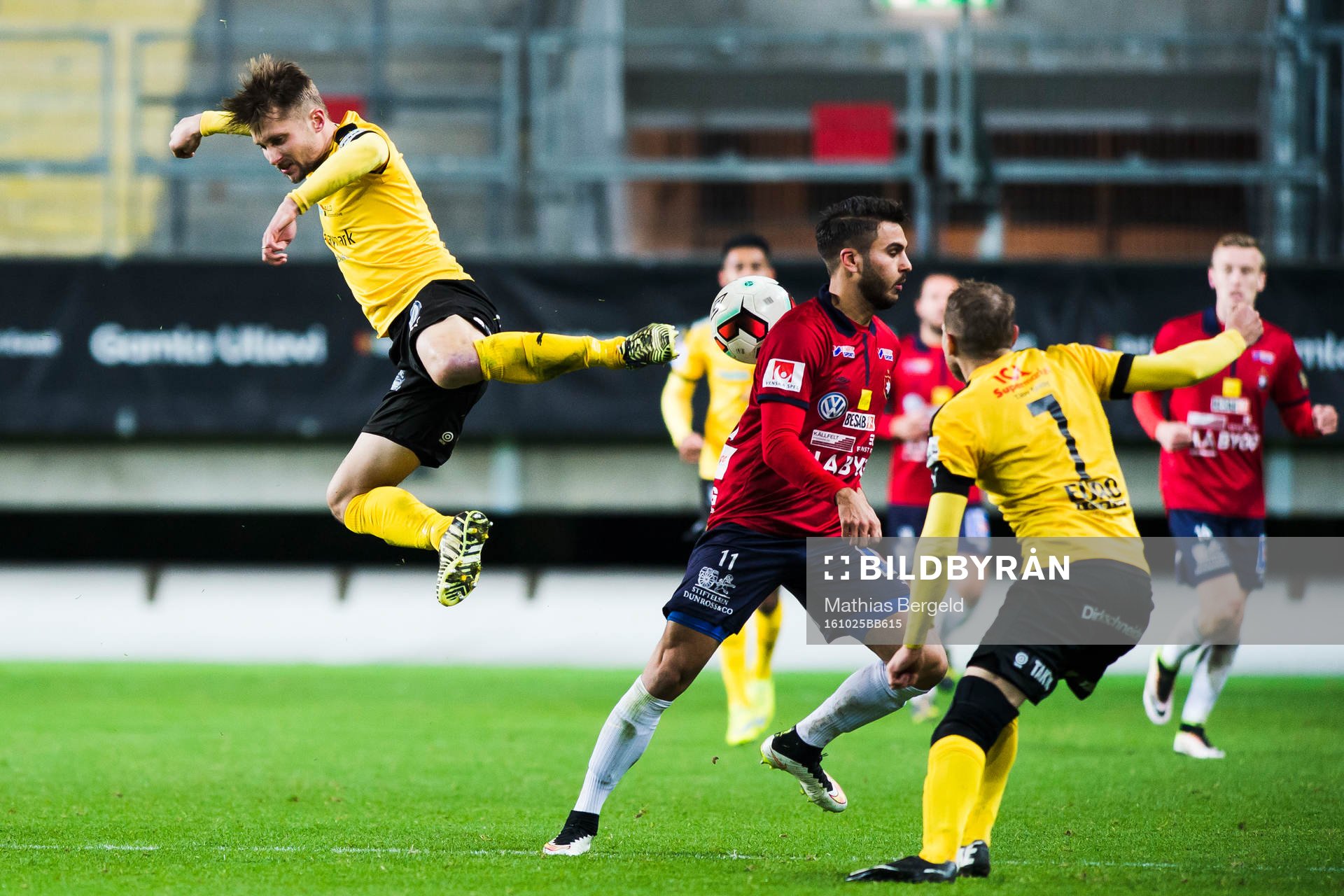 Frejs Adam Gradén och Richard Spong i kamp om bollen med