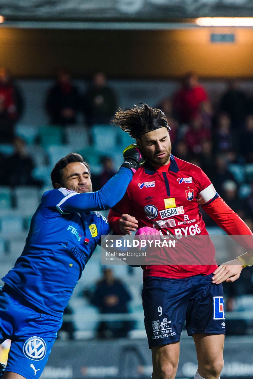 Frejs målvakt Marko Atanackovic boxar bort bollen framför