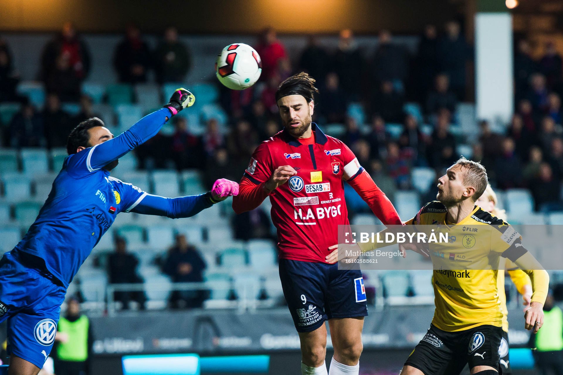 Frejs målvakt Marko Atanackovic boxar bort bollen framför