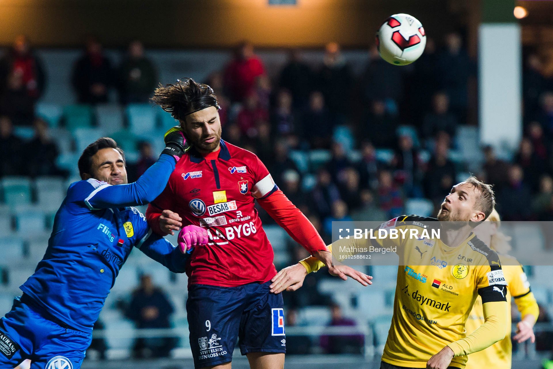 Frejs målvakt Marko Atanackovic boxar bort bollen framför