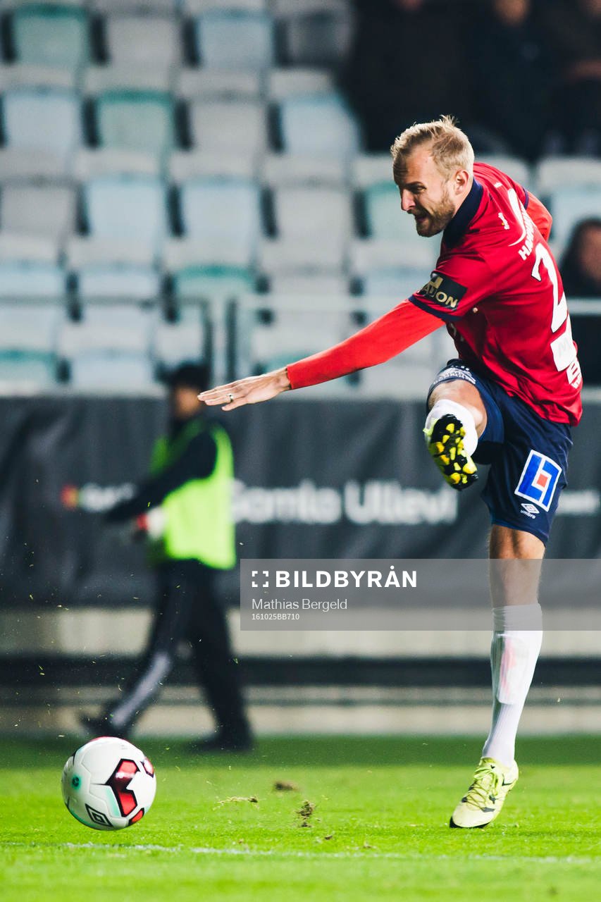 Örgrytes Niklas Klingberg skjuter