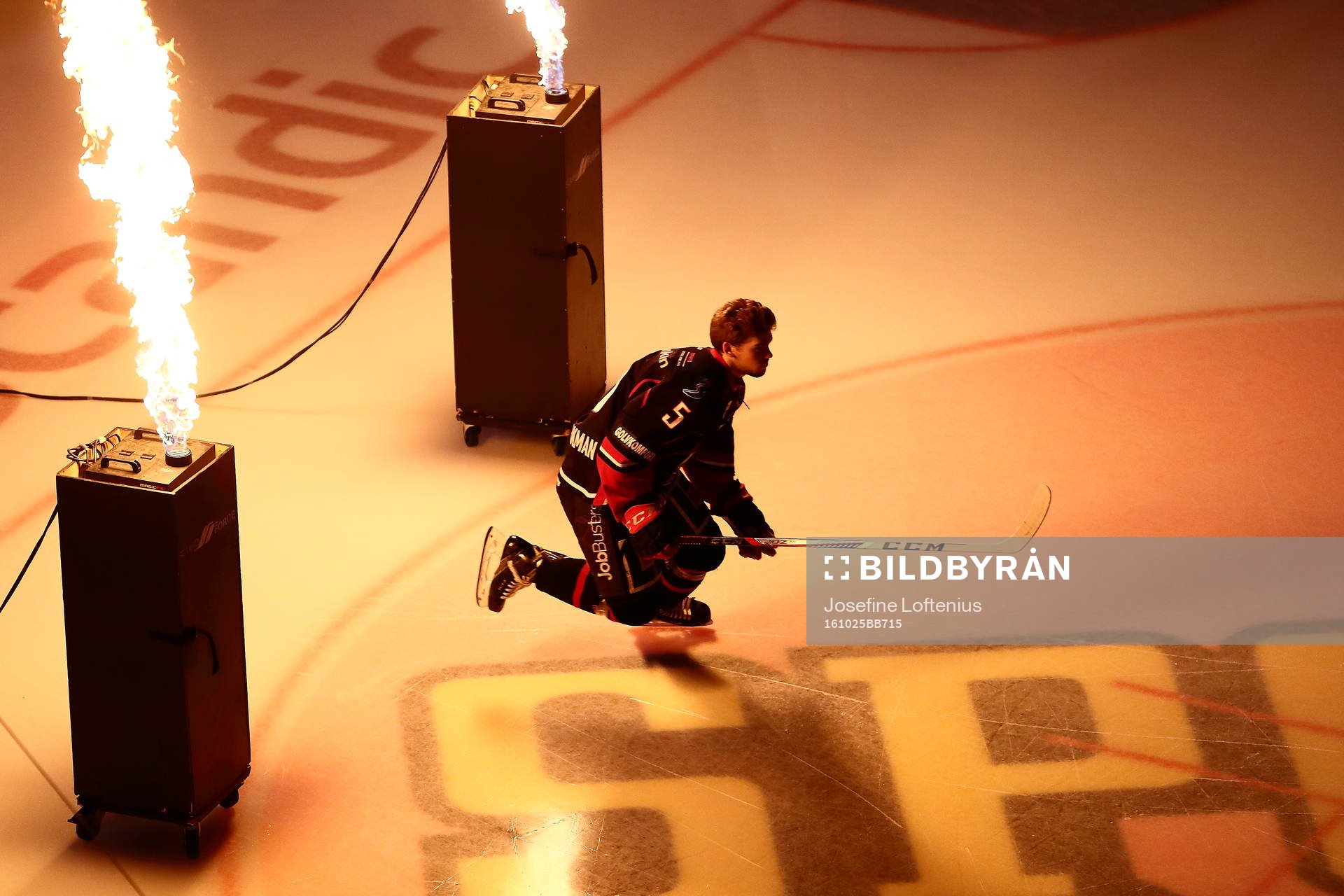 <ll5< gör entré till ishockeymatchen i SHL mellan