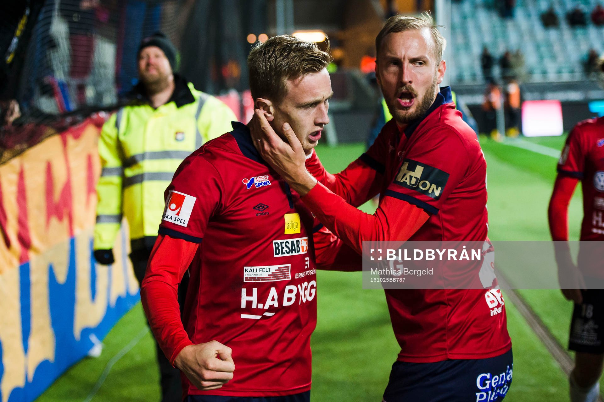 Örgrytes Sebastian Ohlsson jublar med Niklas Klingberg